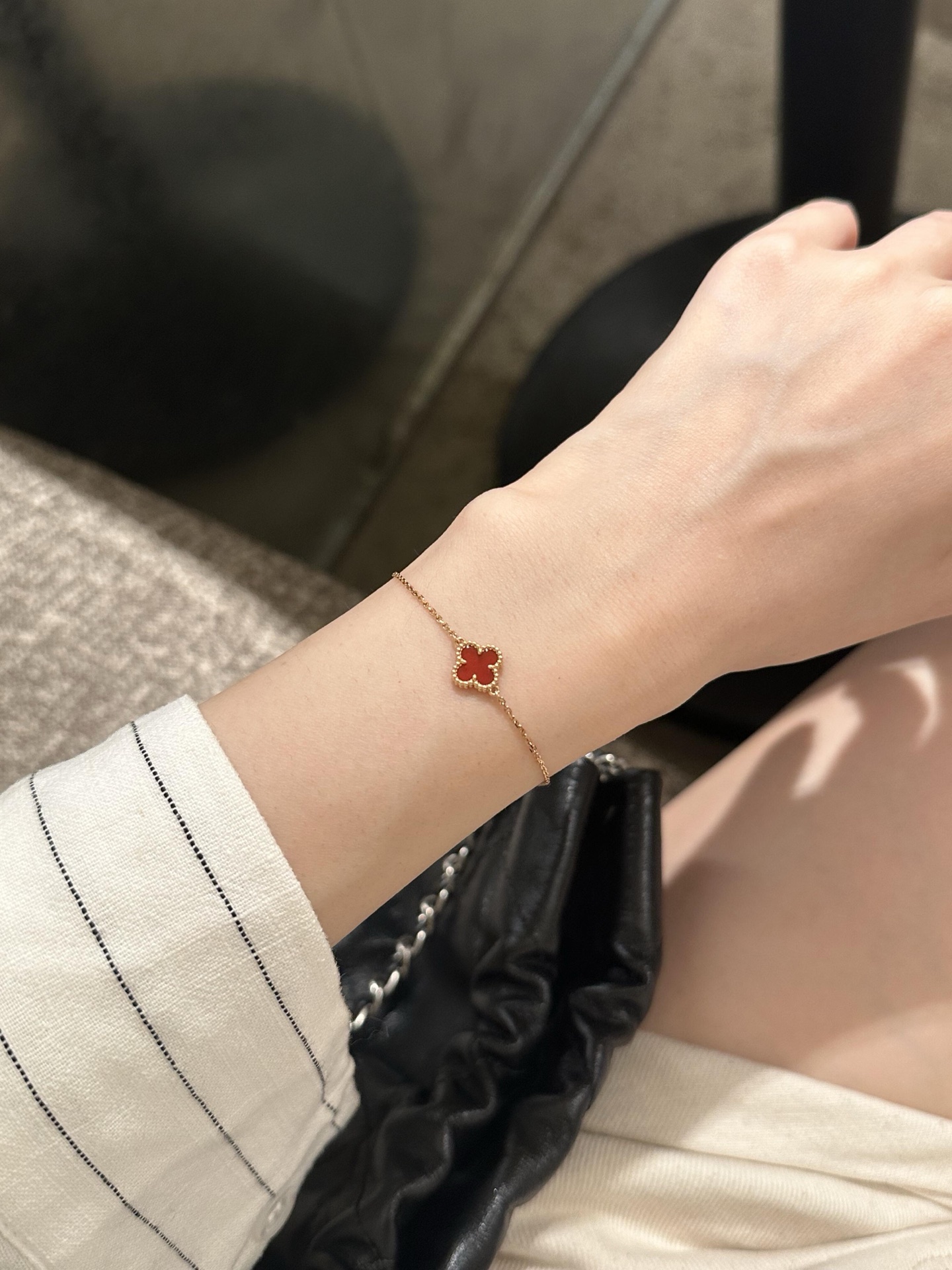 Van Cleef Arpels Bracelet Sweet Alhambra Or rose avec cornaline rouge 17cm