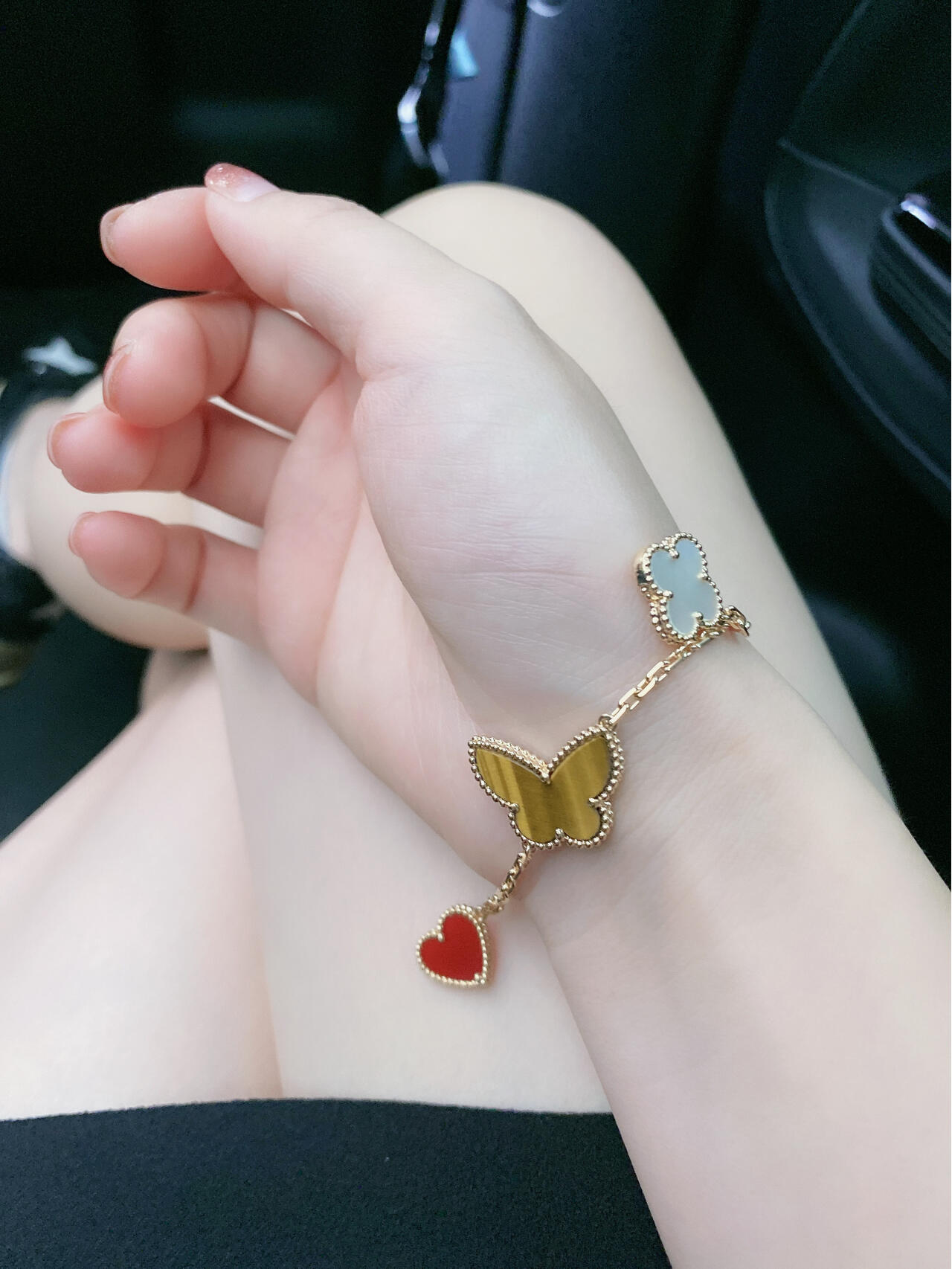 Van Cleef Arpels Lucky Alhambra bracelet Yellow gold metal with tiger s eye carnelian mother-of-pearl malachite and chalcedony stones 19cm