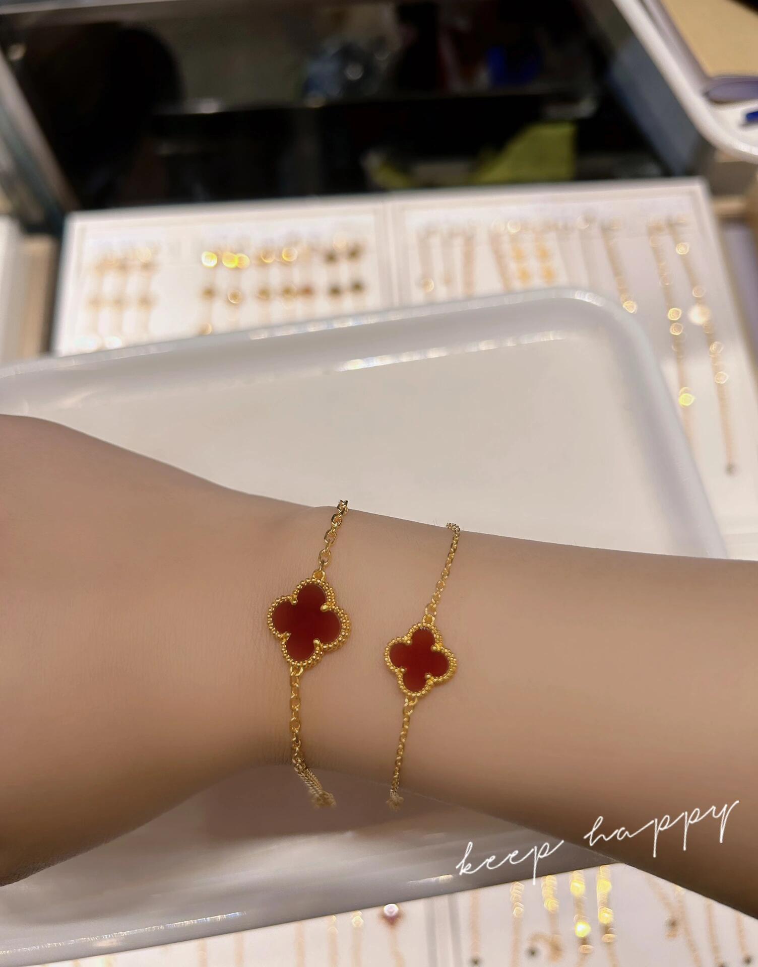 Bracciale Van Cleef Arpels Sweet Alhambra Metallo oro giallo con motivo trifoglio corniola rossa 17 cm