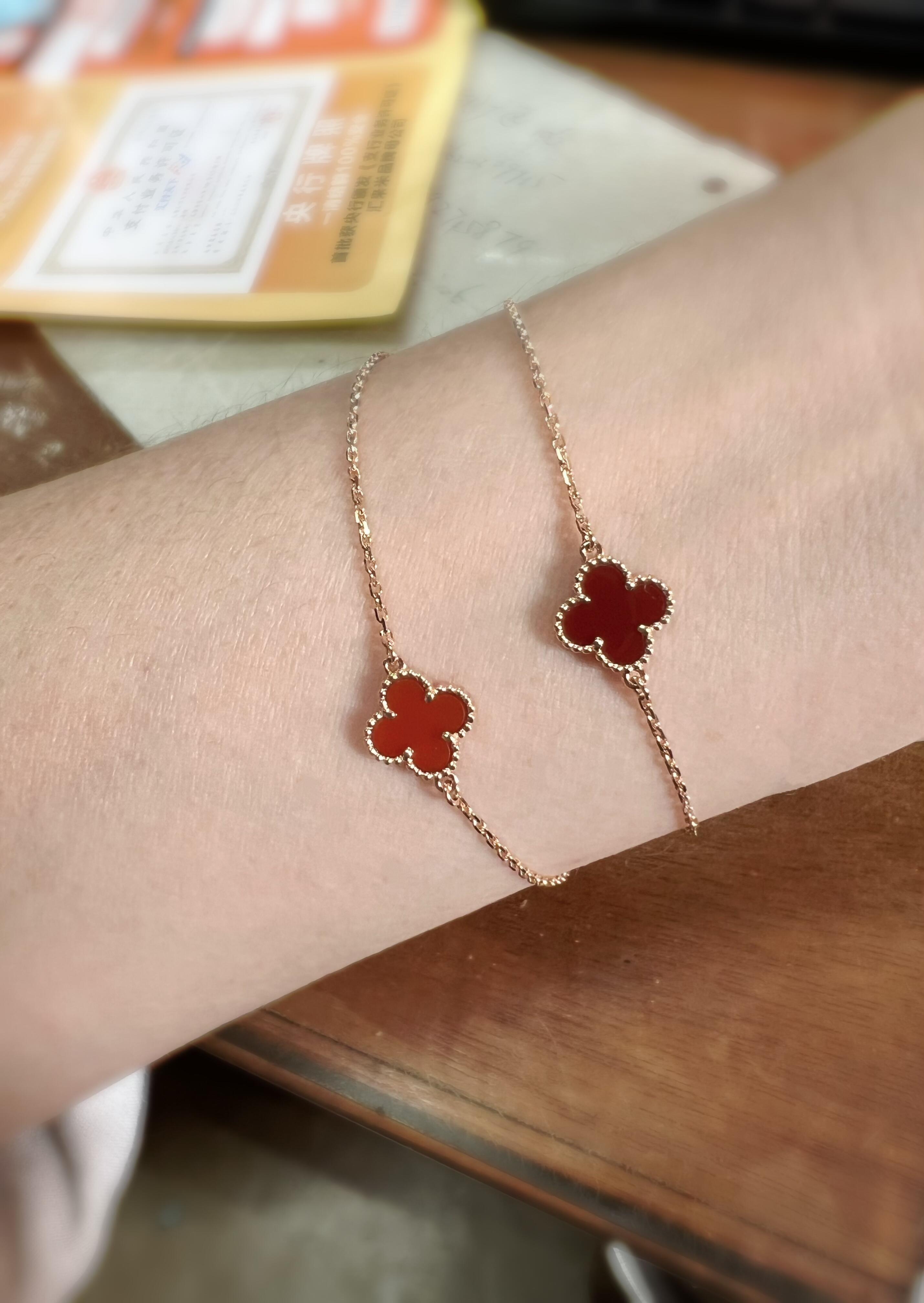 Bracciale Van Cleef Arpels Sweet Alhambra Metallo oro giallo con motivo trifoglio corniola rossa 17 cm