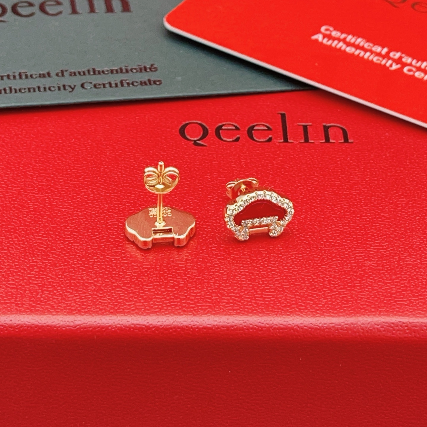 【Qeelin麒麟红色平安锁玫瑰金色耳钉】一致官网黄铜材质，非常的上镜‼️设计很特别值得入手。高级手工坊