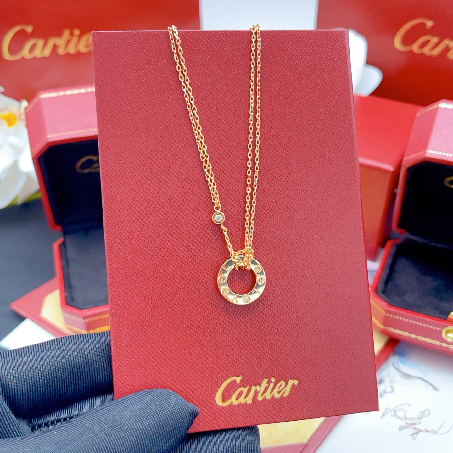 【Cartie*最新款🆕🆕卡地亚玫瑰金色圆形字母单钻双层项链】一致官网黄铜材质，非常的上镜‼️设计很特别