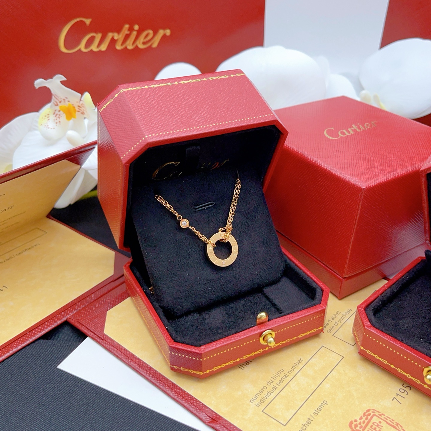 【Cartie*最新款🆕🆕卡地亚玫瑰金色圆形字母单钻双层项链】一致官网黄铜材质，非常的上镜‼️设计很特别