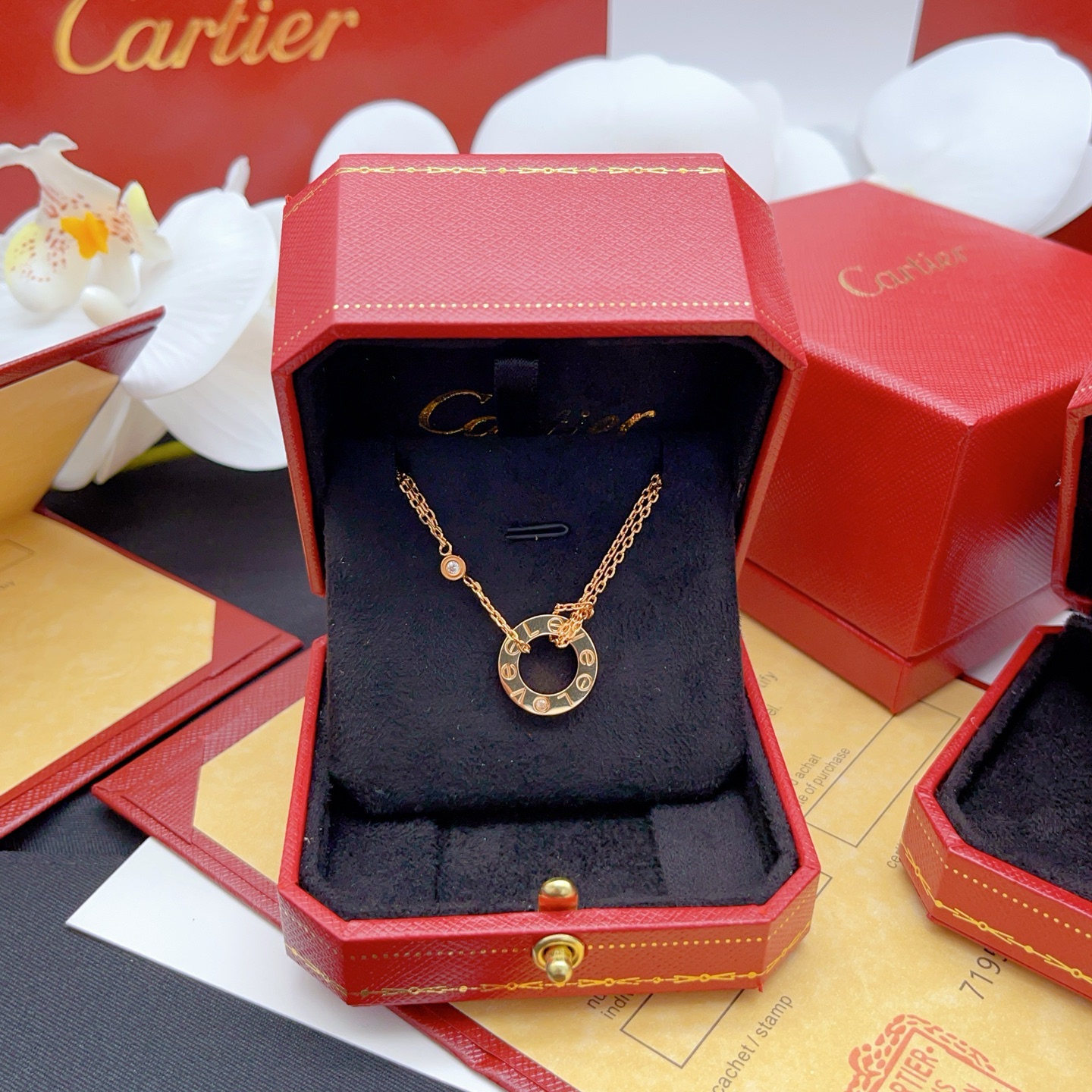 【Cartie*最新款🆕🆕卡地亚玫瑰金色圆形字母单钻双层项链】一致官网黄铜材质，非常的上镜‼️设计很特别