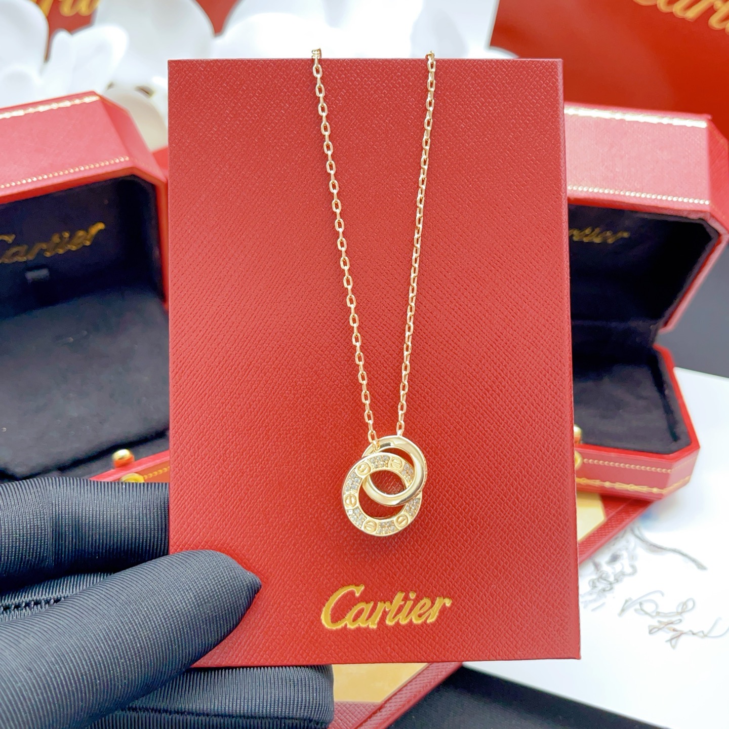 【Cartie*最新款🆕🆕卡地亚双环圆形镶钻玫瑰金色项链】一致官网黄铜材质，非常的上镜‼️设计很特别值得
