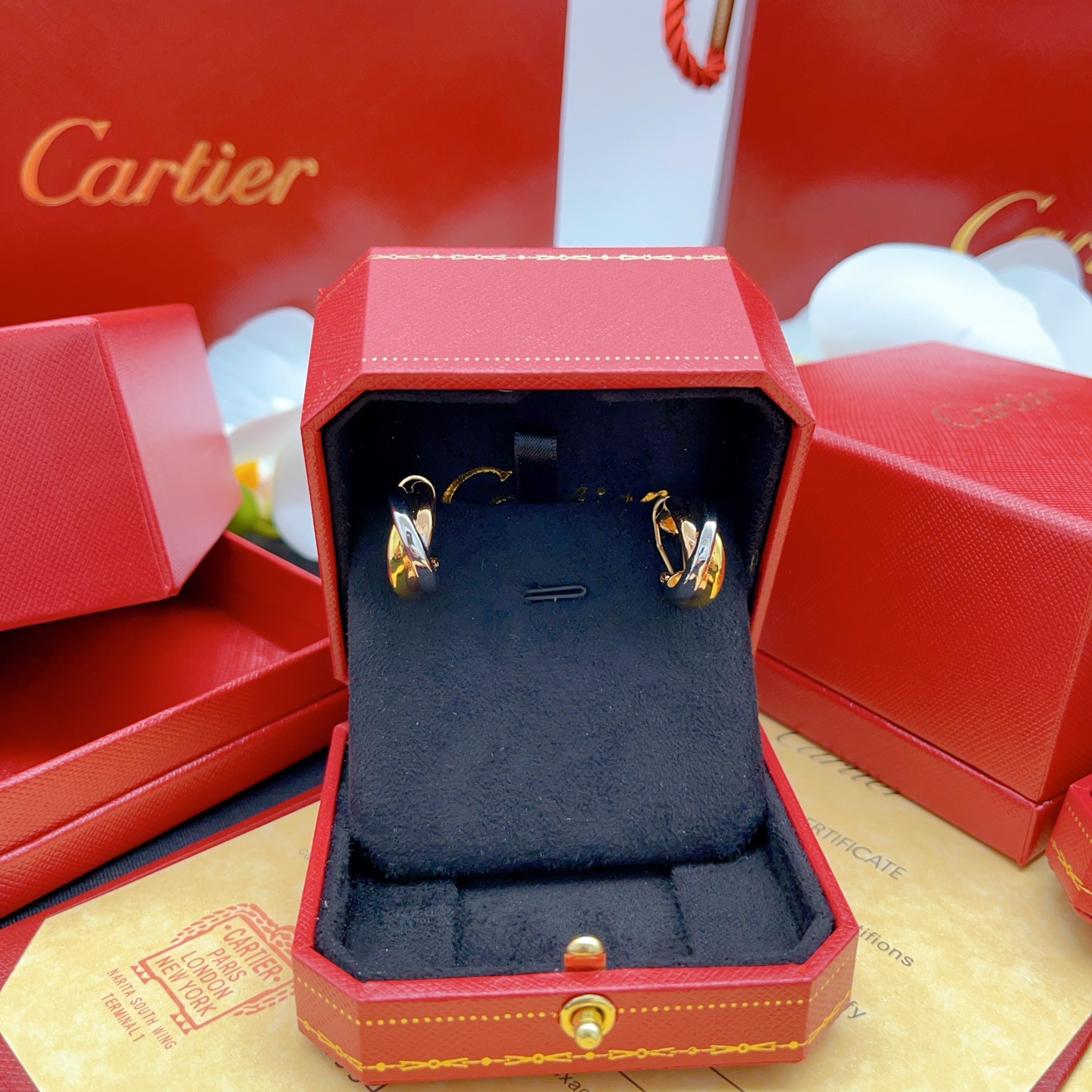 【Cartie*最新款🆕🆕卡地亚拼三色光面麻花耳钉】一致官网黄铜材质，非常的上镜‼️设计很特别值得入手。
