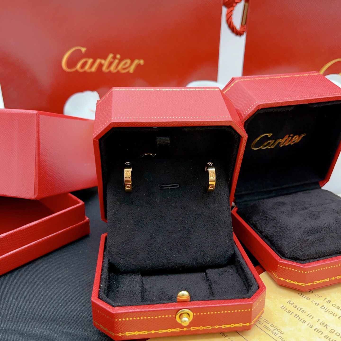 【Cartie*最新款🆕🆕卡地亚光面玫瑰金色耳钉】一致官网黄铜材质，非常的上镜‼️设计很特别值得入手。高