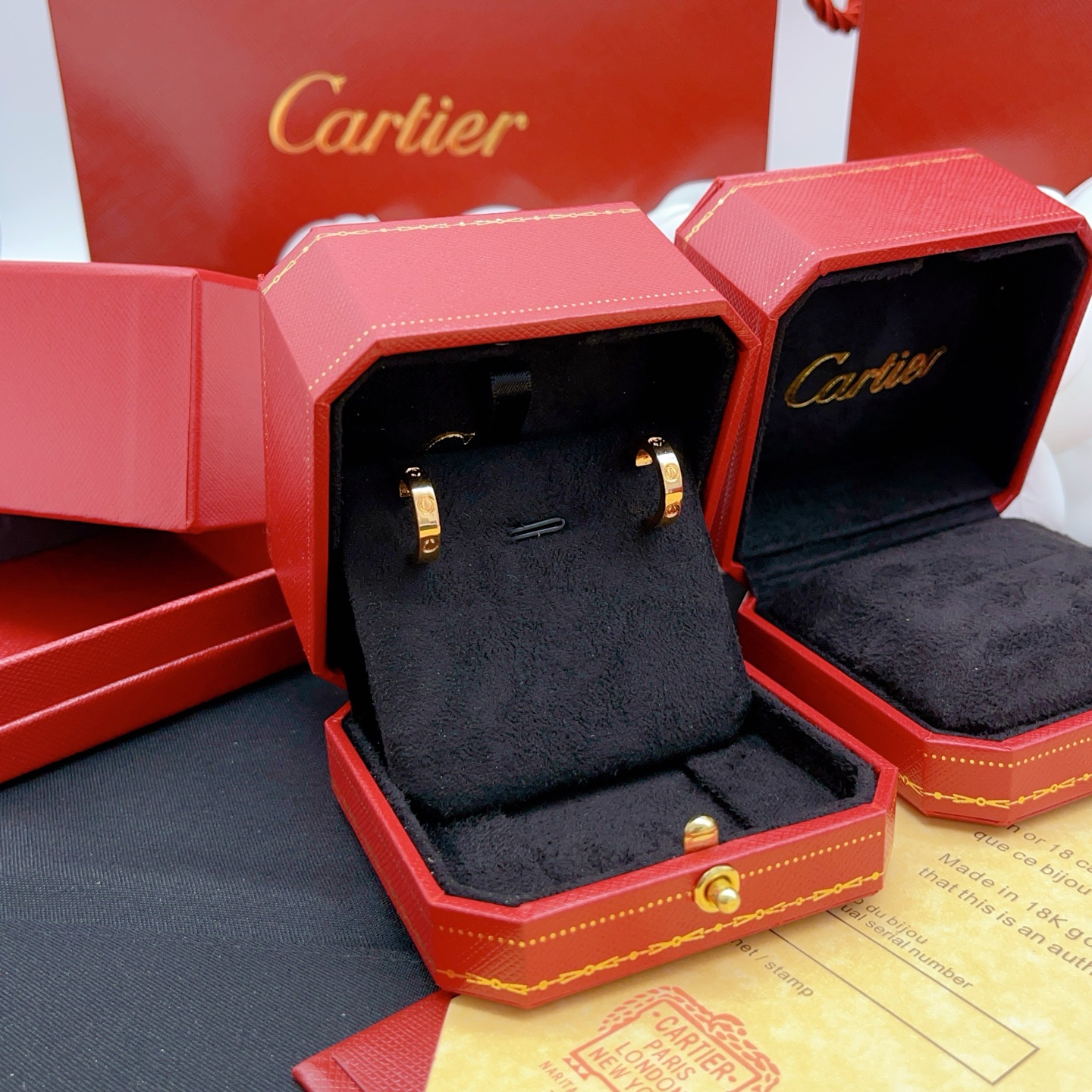 【Cartie*最新款🆕🆕卡地亚光面玫瑰金色耳钉】一致官网黄铜材质，非常的上镜‼️设计很特别值得入手。高