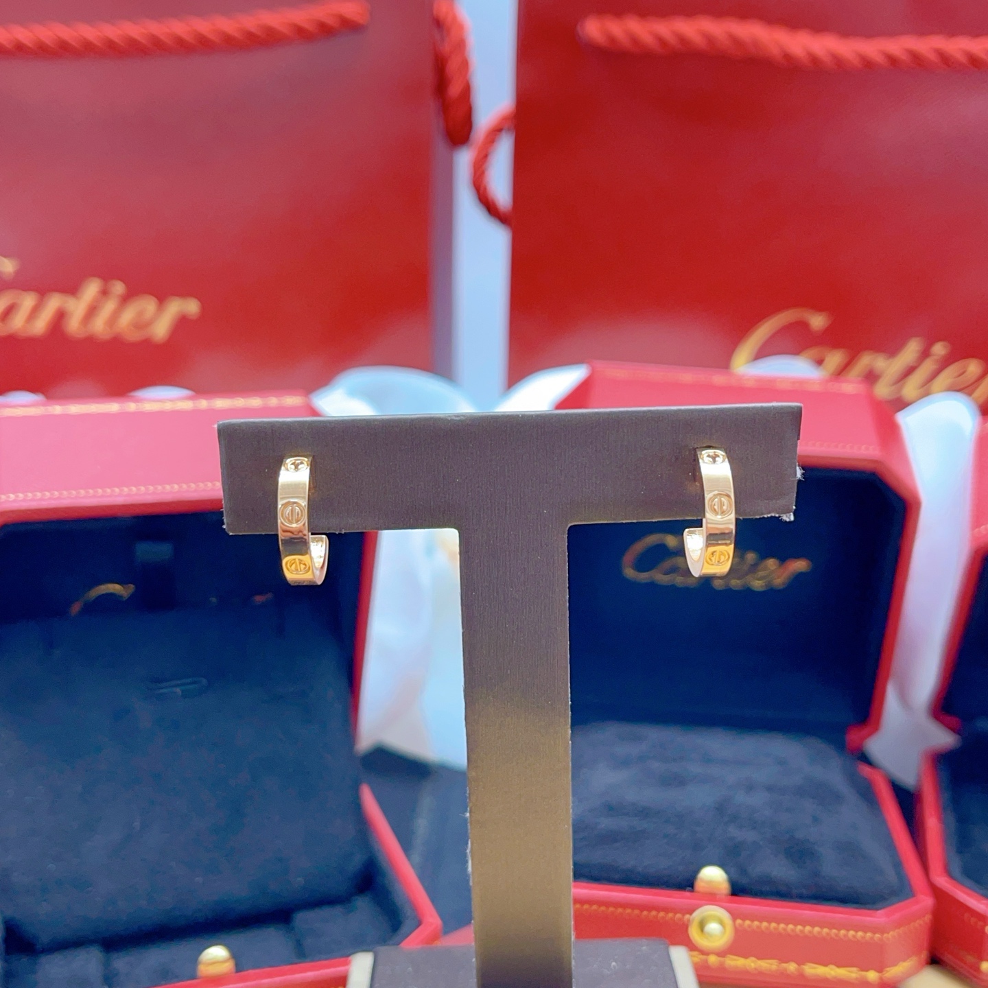 【Cartie*最新款🆕🆕卡地亚光面玫瑰金色耳钉】一致官网黄铜材质，非常的上镜‼️设计很特别值得入手。高