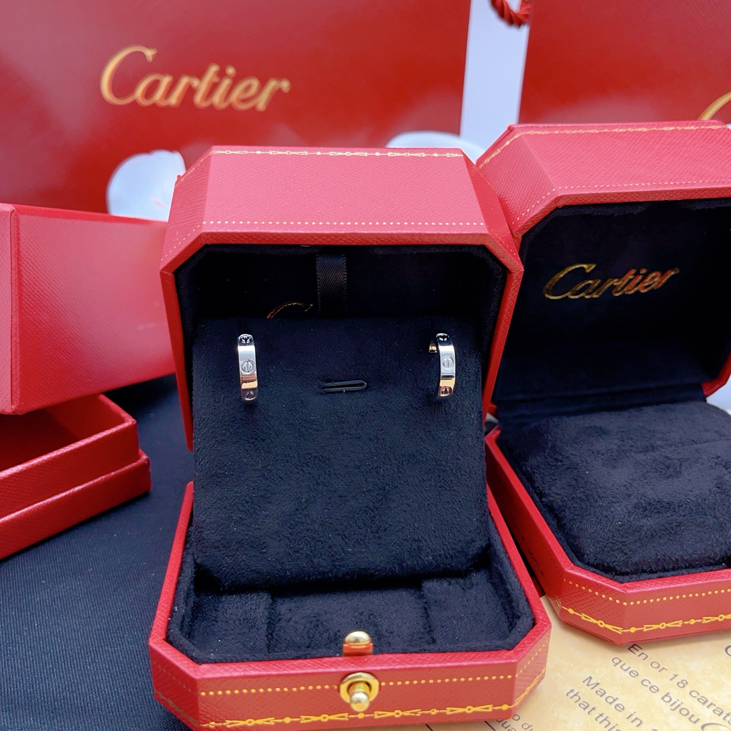 【Cartie*卡地亚最新款🆕🆕银色光面半圆耳钉】一致官网黄铜材质，非常的上镜‼️设计很特别值得入手。高