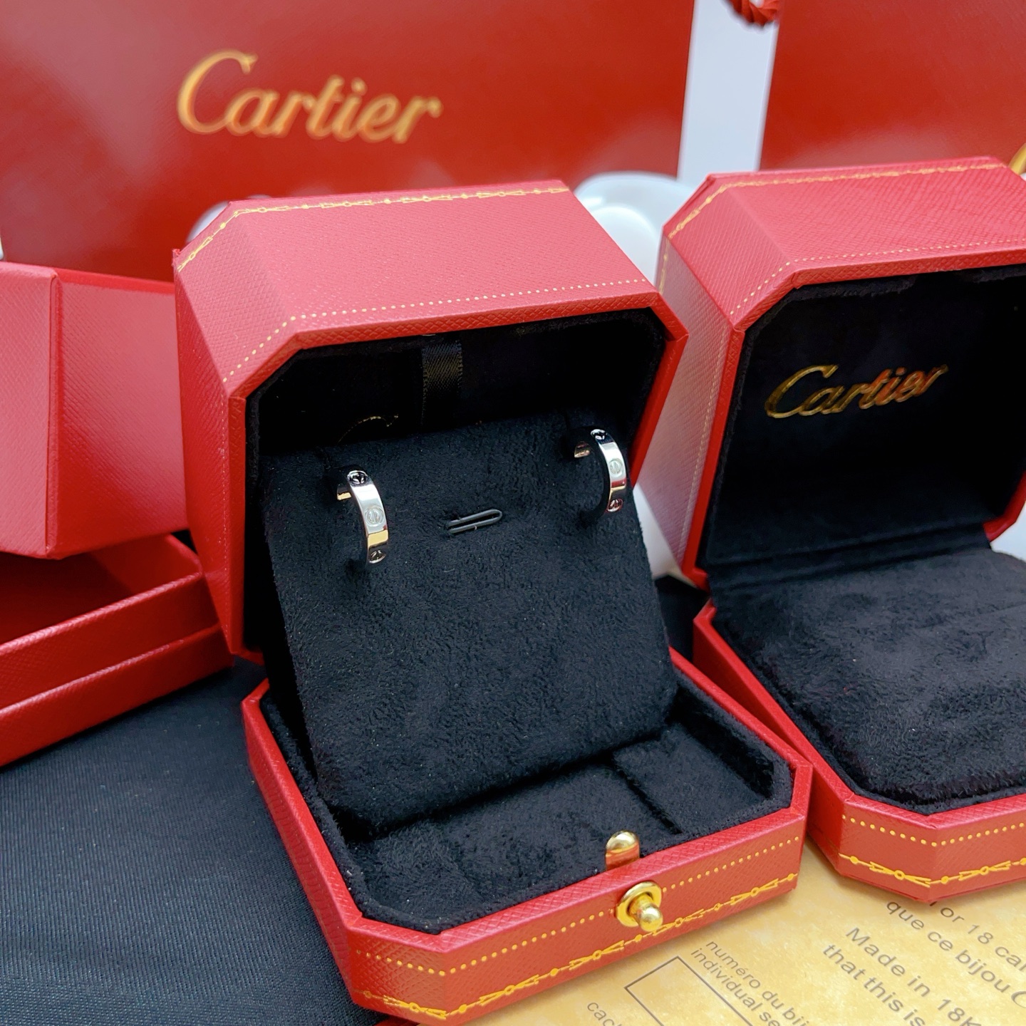 【Cartie*卡地亚最新款🆕🆕银色光面半圆耳钉】一致官网黄铜材质，非常的上镜‼️设计很特别值得入手。高