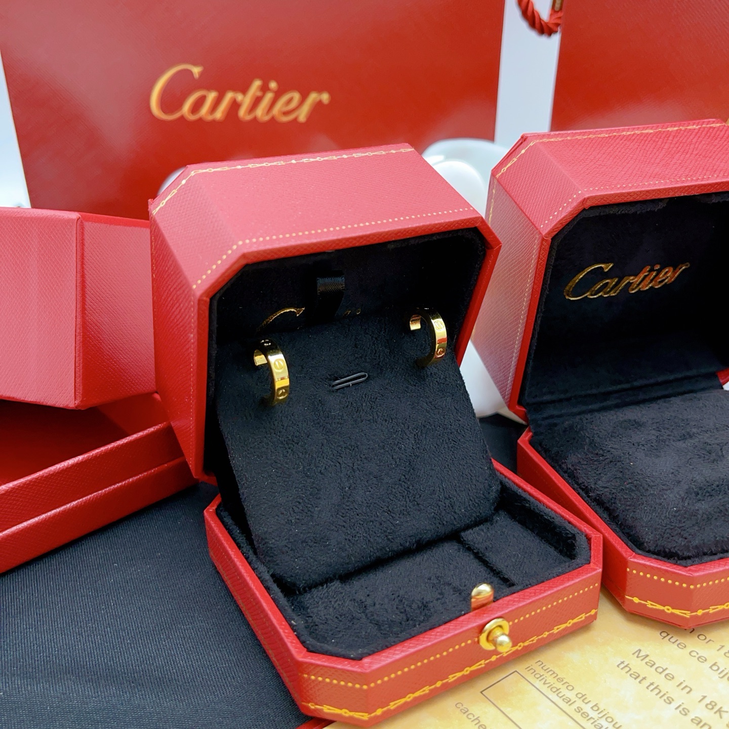【Cartie*最新款🆕🆕卡地亚光面金色耳钉】一致官网黄铜材质，非常的上镜‼️设计很特别值得入手。高级手