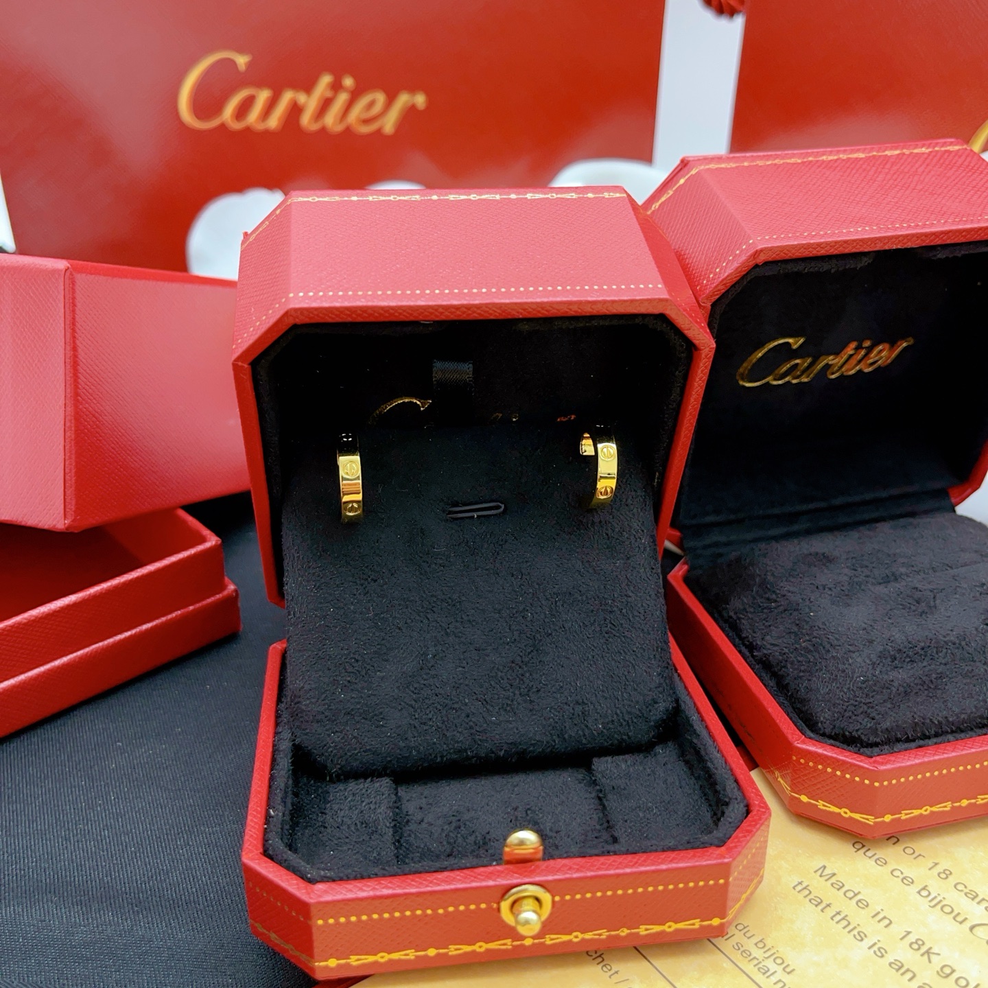 【Cartie*最新款🆕🆕卡地亚光面金色耳钉】一致官网黄铜材质，非常的上镜‼️设计很特别值得入手。高级手