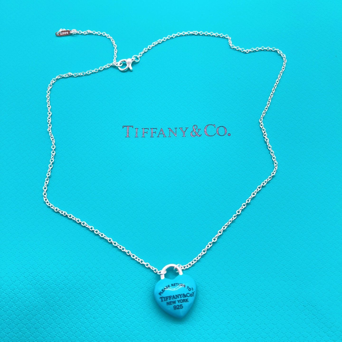 p95
蒂芙尼Tiffany*帝芙尼蓝色爱心银项链 一致ZP黄铜材质，非常的上镜‼️设计很特别值得入手🔥高级手工坊系列