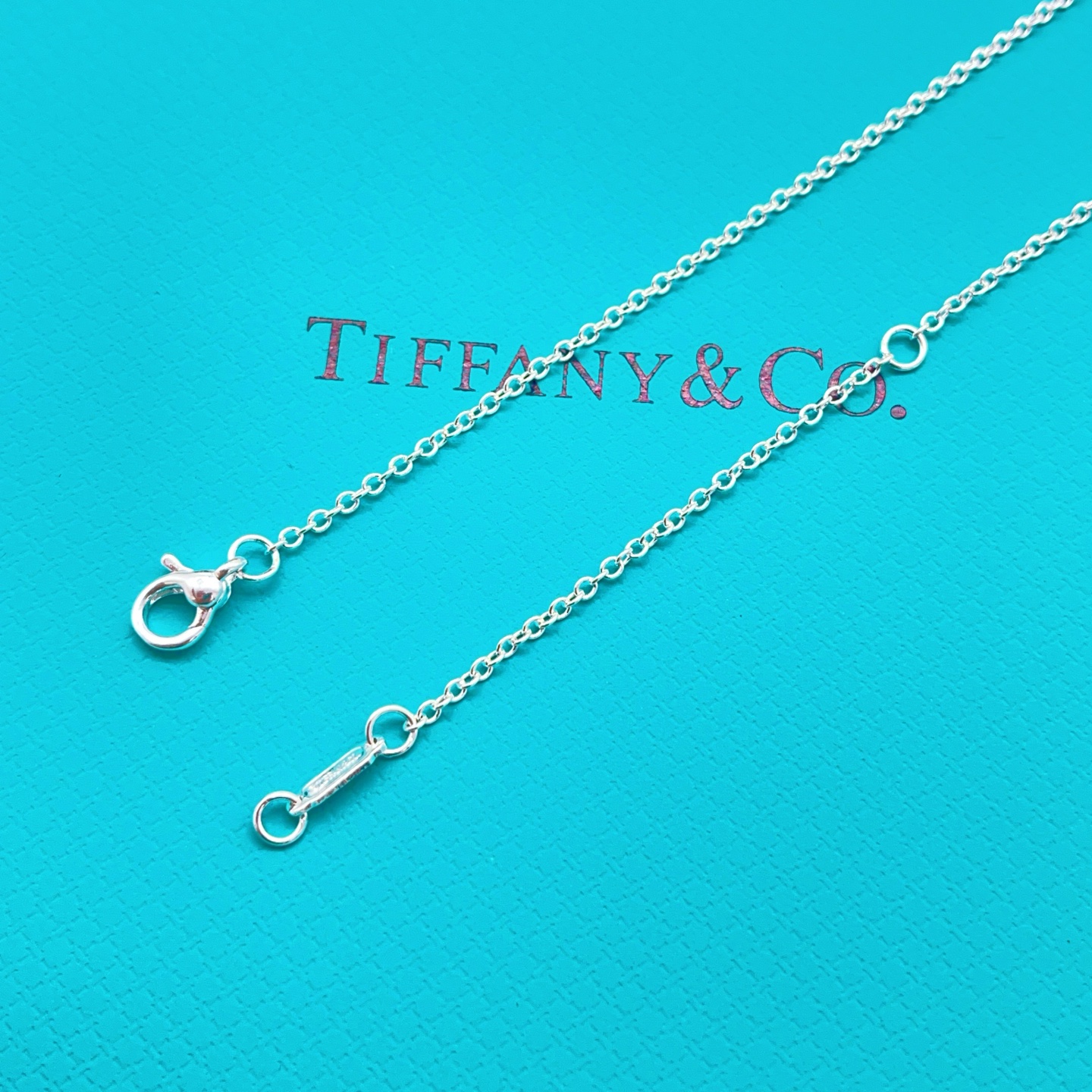 p95
蒂芙尼Tiffany*帝芙尼蓝色爱心银项链 一致ZP黄铜材质，非常的上镜‼️设计很特别值得入手🔥高级手工坊系列