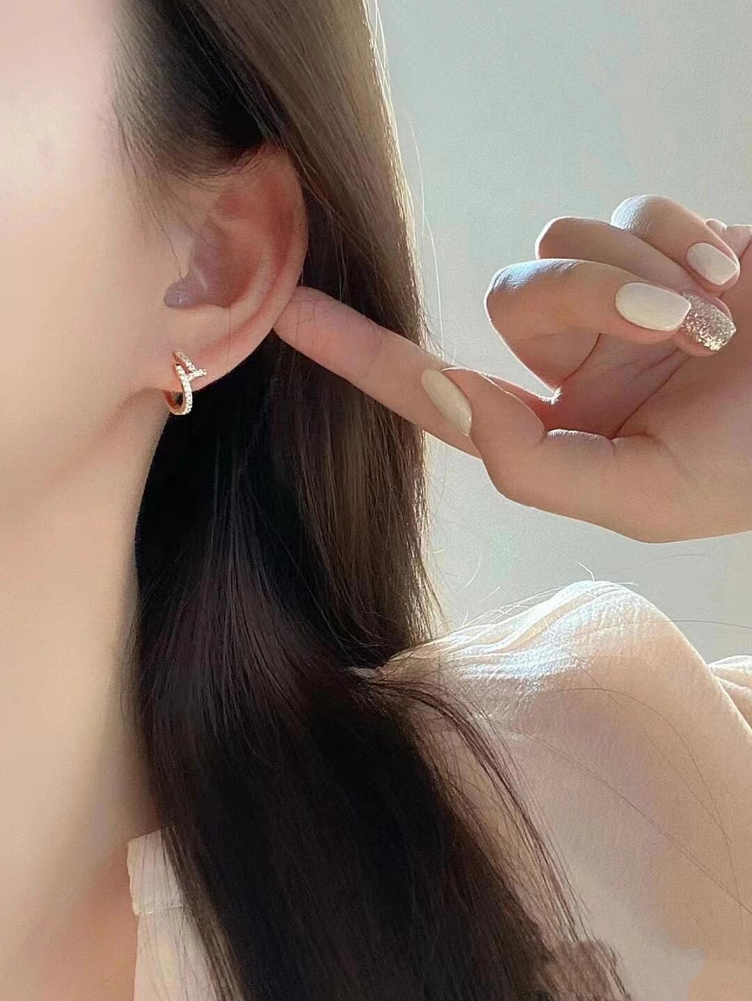 【Cartie*最新款🆕🆕卡地亚镶钻钉子金色耳钉】一致官网黄铜材质，非常的上镜‼️设计很特别值得入手。高