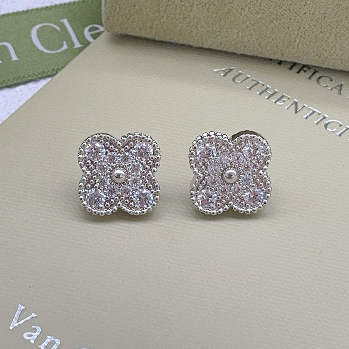 Pendientes Van Cleef Arpels Alhambra de oro blanco plateado con diamante transparente