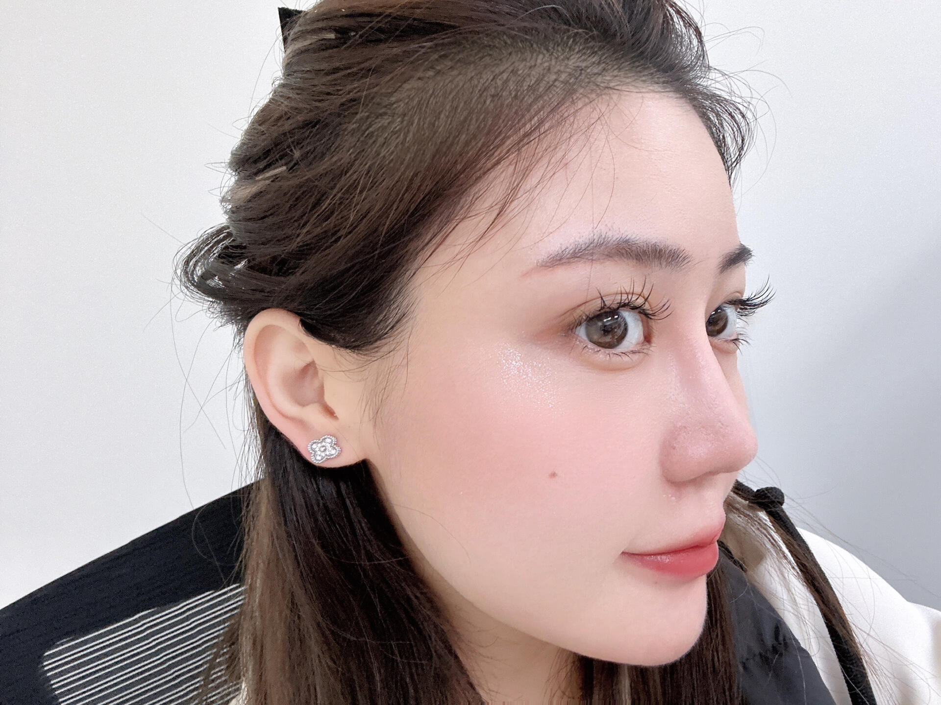 Boucles d'oreilles Van Cleef Arpels Alhambra en or blanc avec diamants 8mm