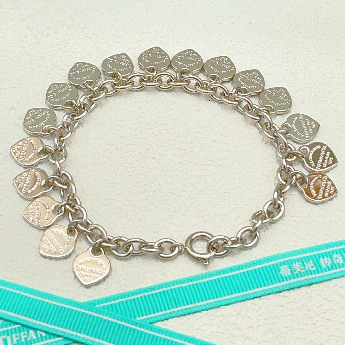 【Tiffany*帝芙尼最新款🆕🆕满爱心银色手链】一致官网黄铜材质，非常的上镜‼️设计很特别值得入手。高