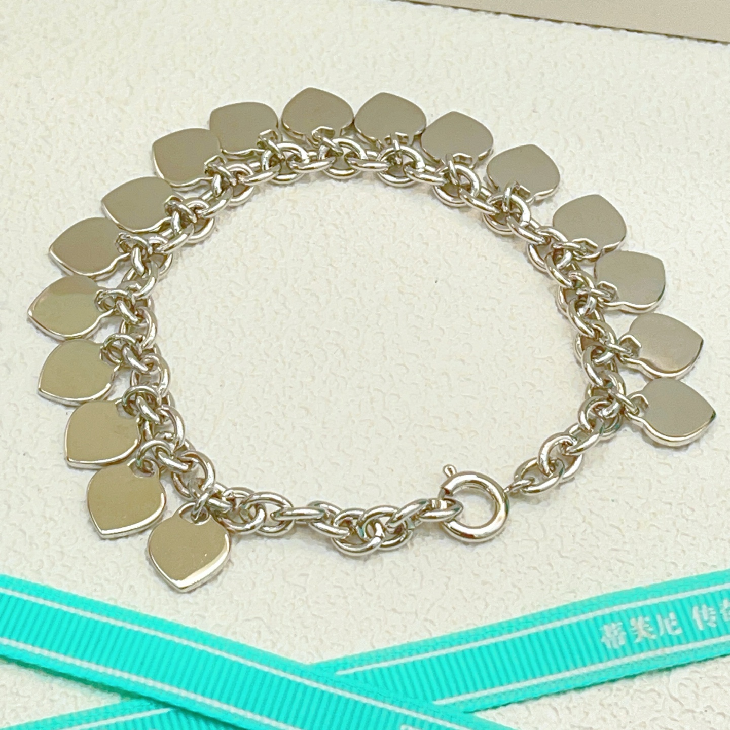 【Tiffany*帝芙尼最新款🆕🆕满爱心银色手链】一致官网黄铜材质，非常的上镜‼️设计很特别值得入手。高