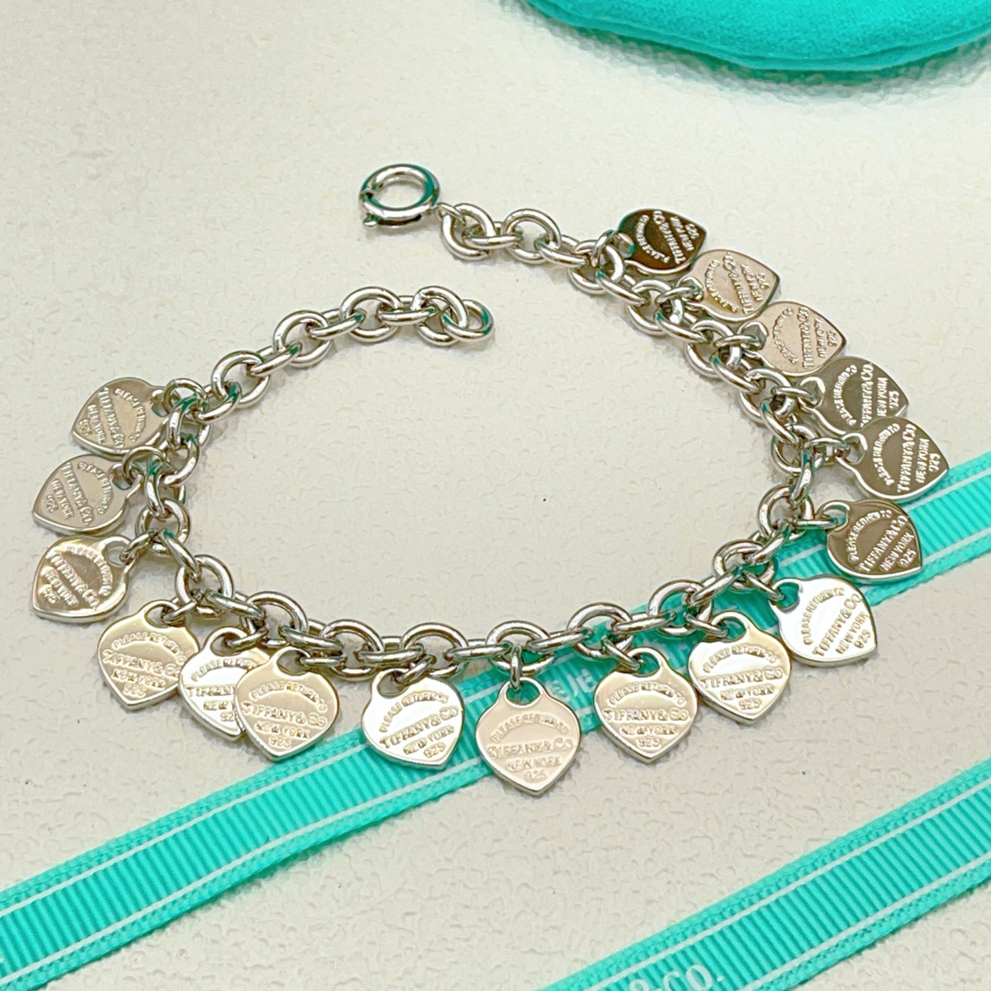 【Tiffany*帝芙尼最新款🆕🆕满爱心银色手链】一致官网黄铜材质，非常的上镜‼️设计很特别值得入手。高