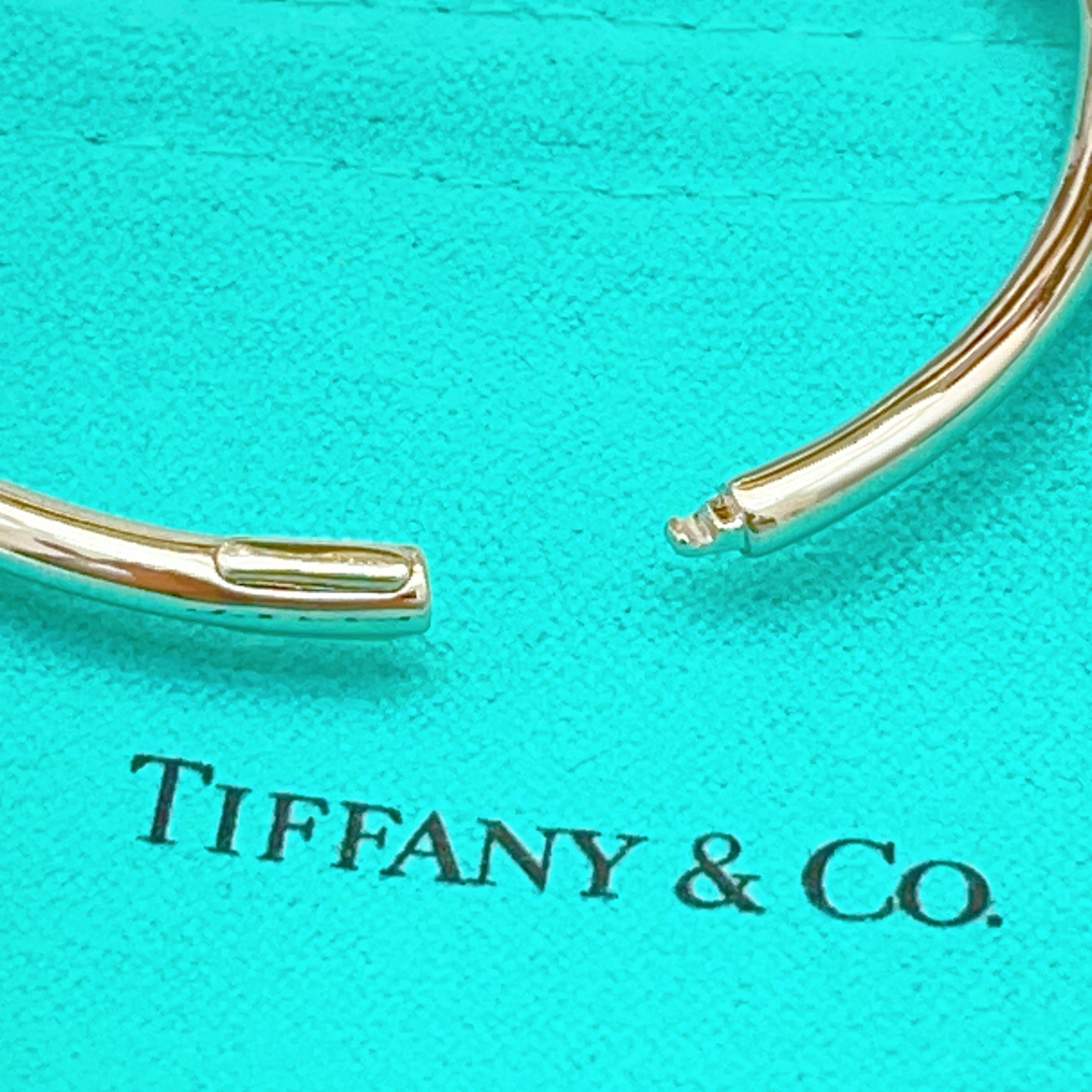 【Tiffany*帝芙尼最新款🆕🆕银色绳结手镯】一致官网黄铜材质，非常的上镜‼️设计很特别值得入手。高级