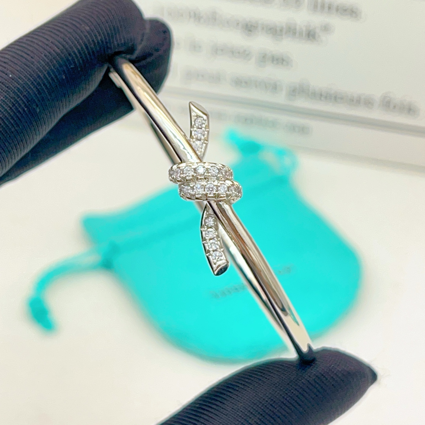 【Tiffany*帝芙尼最新款🆕🆕银色绳结手镯】一致官网黄铜材质，非常的上镜‼️设计很特别值得入手。高级