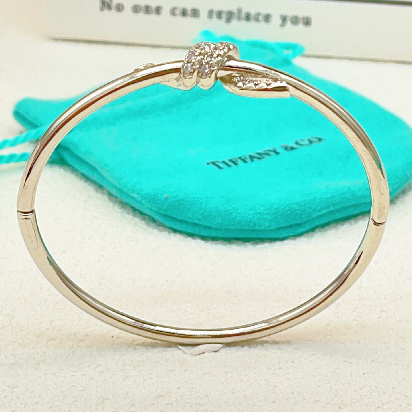 【Tiffany*帝芙尼最新款🆕🆕银色绳结手镯】一致官网黄铜材质，非常的上镜‼️设计很特别值得入手。高级