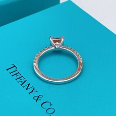 尺寸码数:6.7.8码【Tiffany*帝芙尼最新款🆕🆕银色方形镶钻戒指】一致官网黄铜材质,非常的上镜‼ 尺寸码数:6.7.8码【Tiffany*帝芙尼最新款🆕🆕银色方形镶钻戒指】一致官网黄铜材质,非常的上镜‼