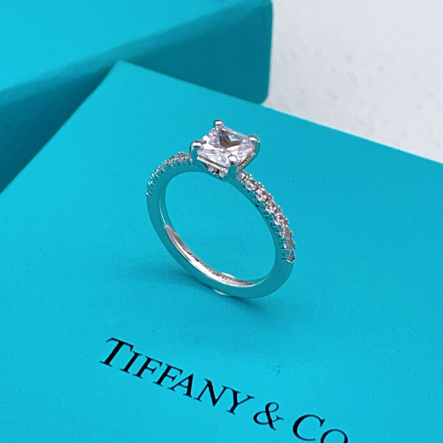 尺寸码数:6.7.8码【Tiffany*帝芙尼最新款🆕🆕银色方形镶钻戒指】一致官网黄铜材质，非常的上镜‼