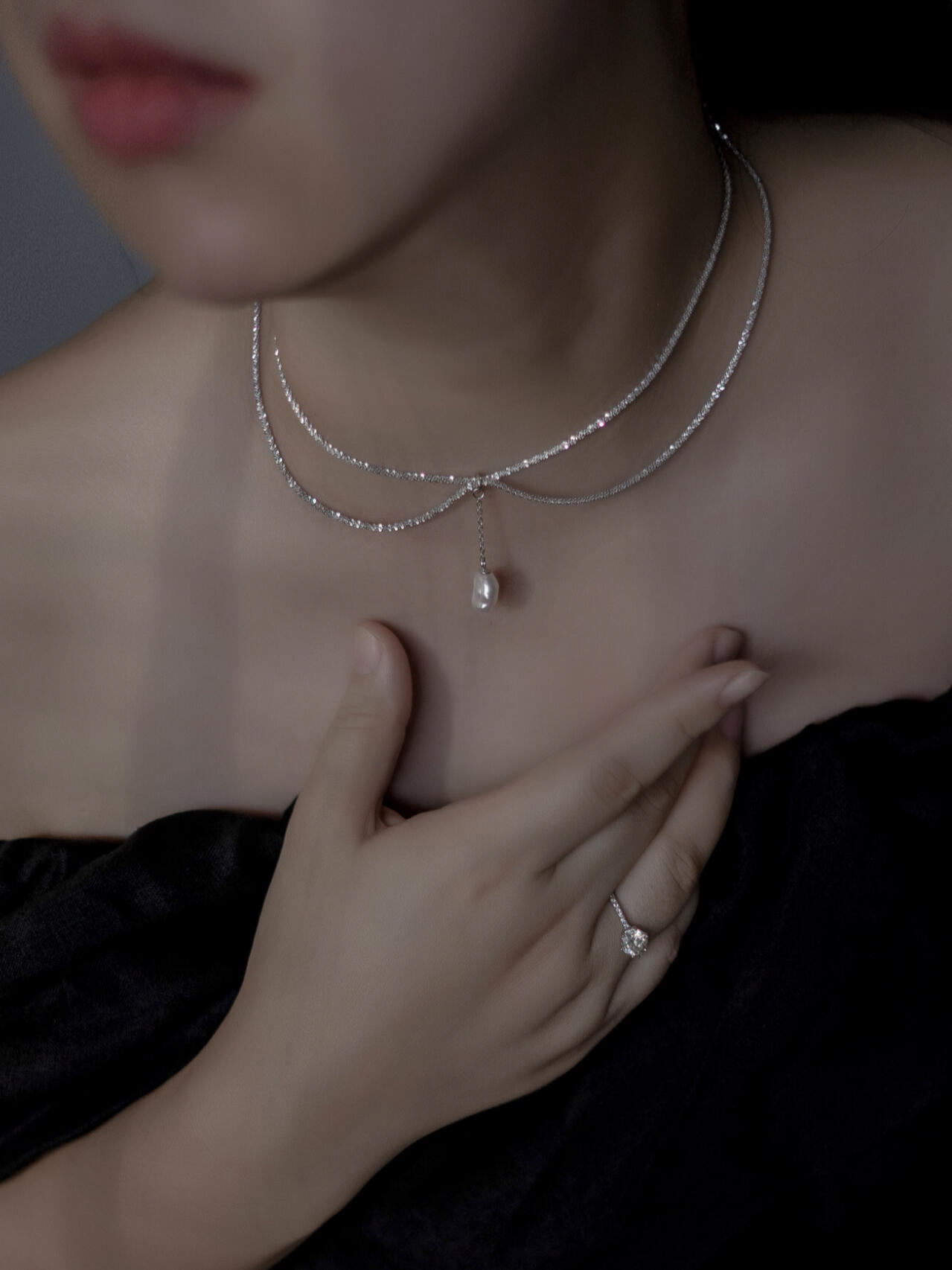 【Tiffany*帝芙尼最新款🆕🆕银色圆形镶钻戒指】一致官网黄铜材质，非常的上镜‼️设计很特别值得入手。
