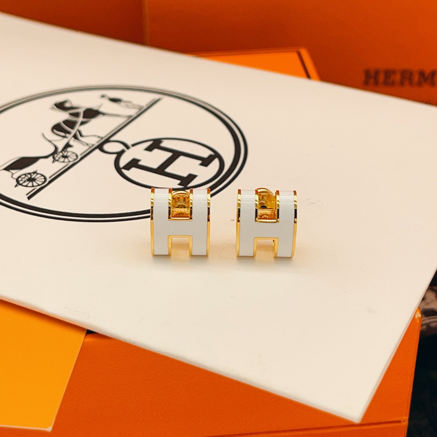 【He@mes最新款🆕🆕金边白色H珐琅耳钉】一致官网黄铜材质，非常的上镜‼️设计很特别值得入手。高级手工