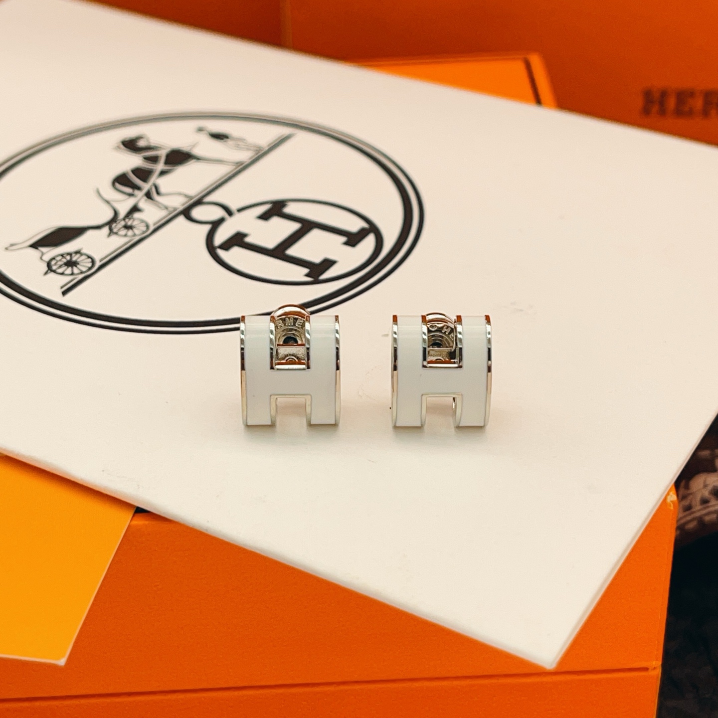 【He@mes最新款🆕🆕银边白色H珐琅耳钉】一致官网黄铜材质，非常的上镜‼️设计很特别值得入手。高级手工