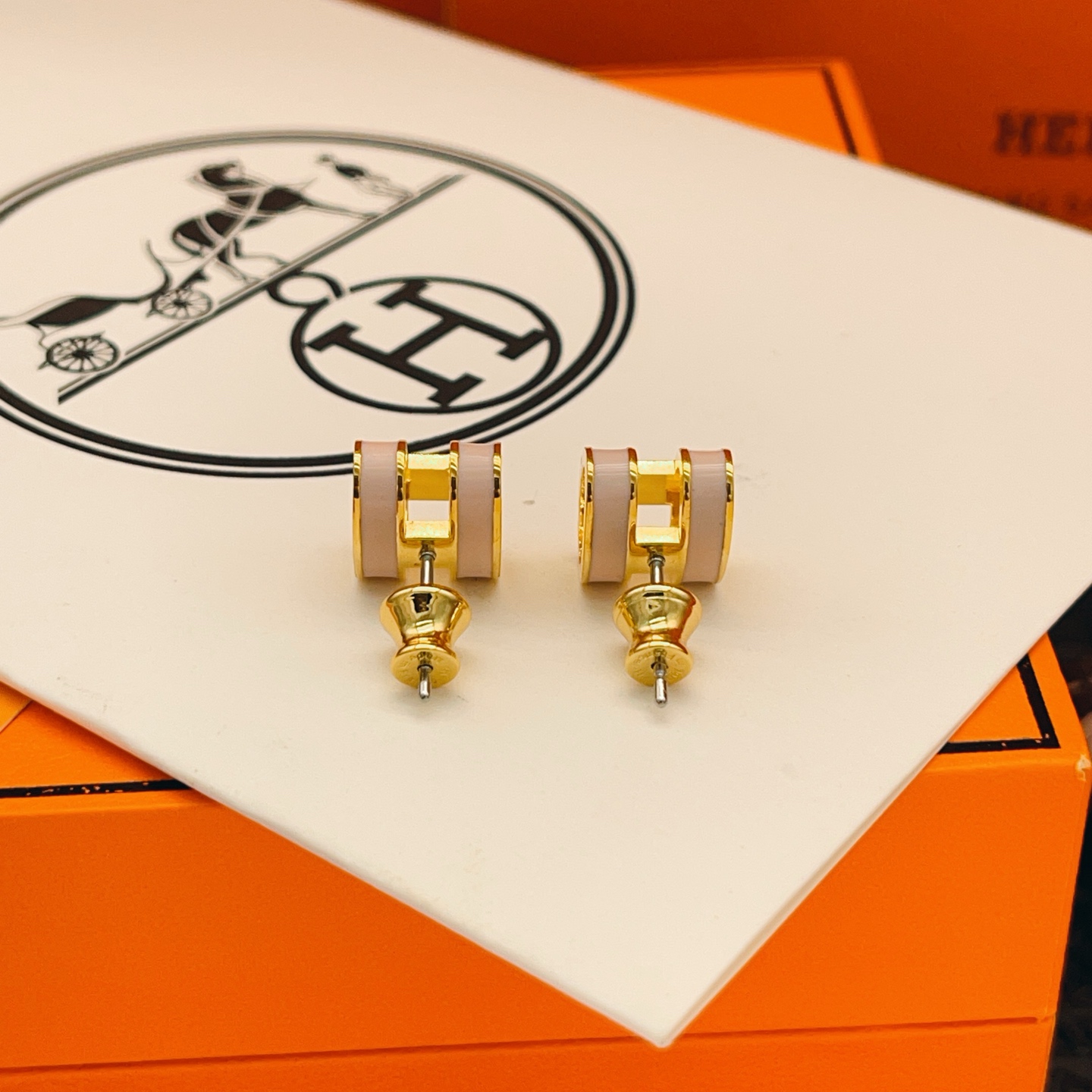 【He@mes最新款🆕🆕金边粉色H珐琅耳钉】一致官网黄铜材质，非常的上镜‼️设计很特别值得入手。高级手工