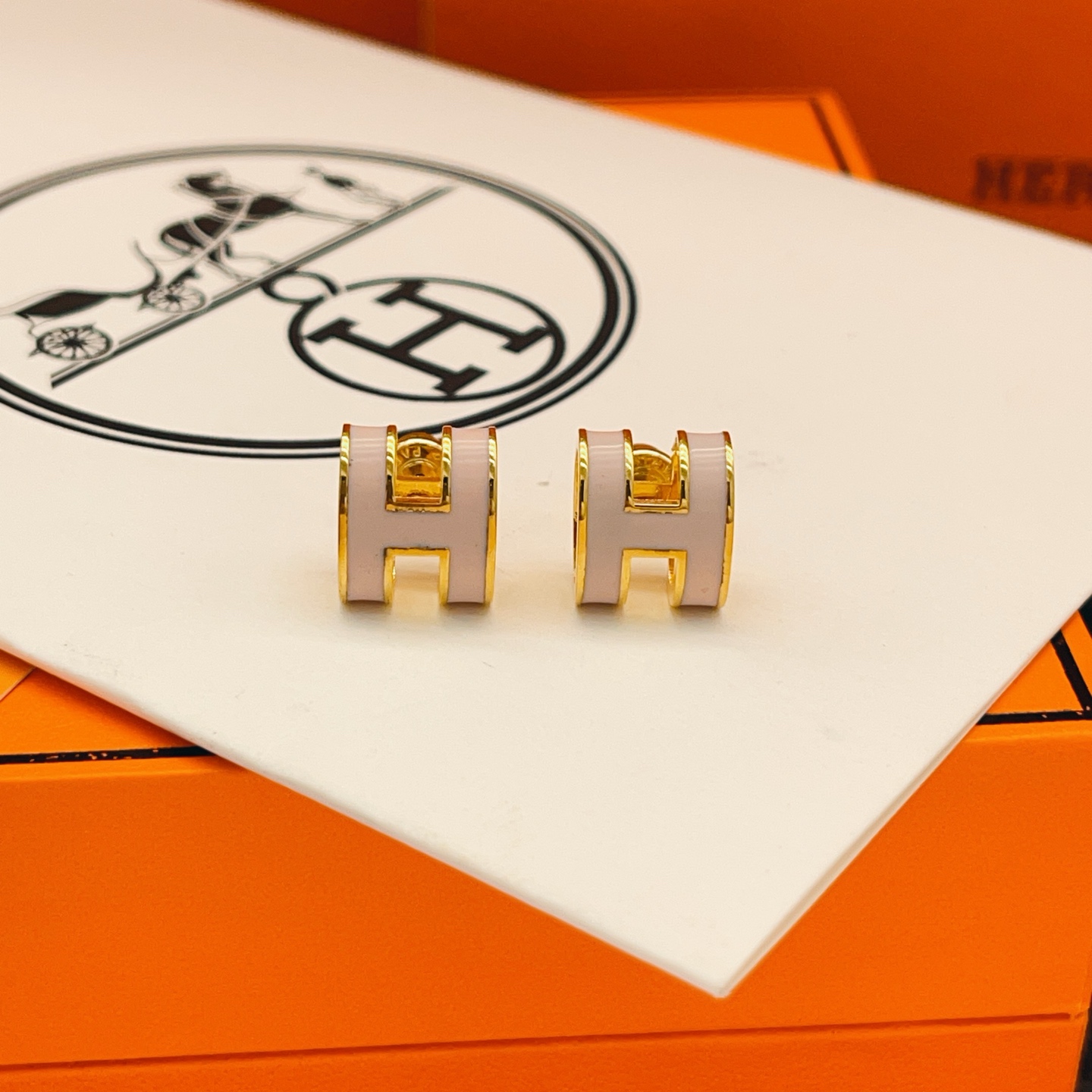 【He@mes最新款🆕🆕金边粉色H珐琅耳钉】一致官网黄铜材质，非常的上镜‼️设计很特别值得入手。高级手工