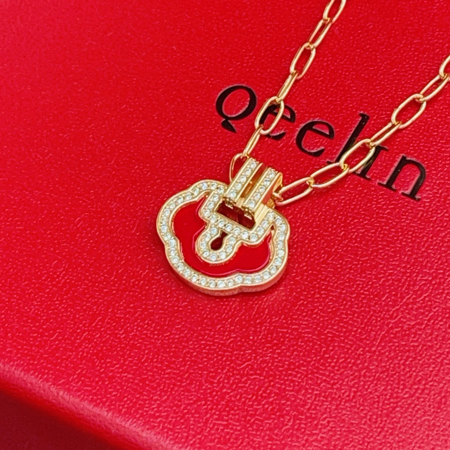 【Qeelin 最新款🆕🆕红色镶钻平安锁玫瑰金色项链】一致官网黄铜材质，非常的上镜‼️设计很特别值得入手