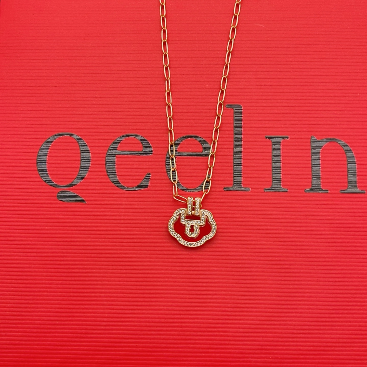 【Qeelin 最新款🆕🆕红色镶钻平安锁玫瑰金色项链】一致官网黄铜材质，非常的上镜‼️设计很特别值得入手