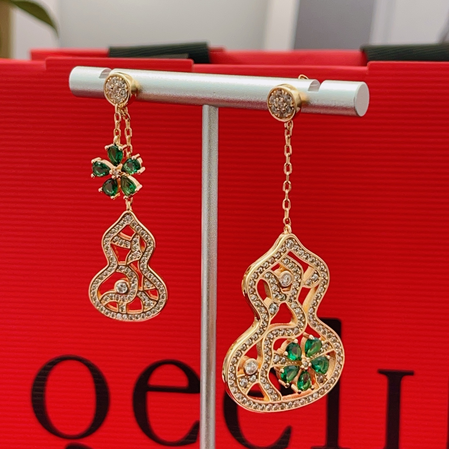 【Qeelin 最新款🆕🆕绿色马眼镶钻葫芦玫瑰金耳环】一致官网黄铜材质，非常的上镜‼️设计很特别值得入手