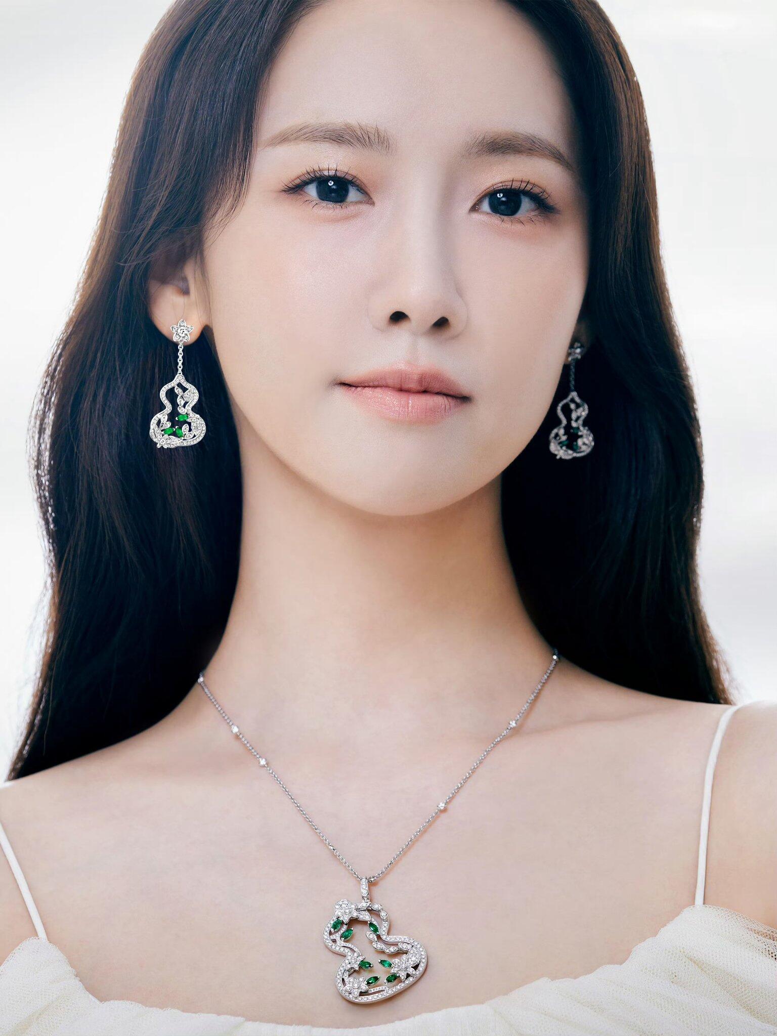 Qeelin Wulu earrings 18K white gold with diamonds and emeralds 4cm drop length