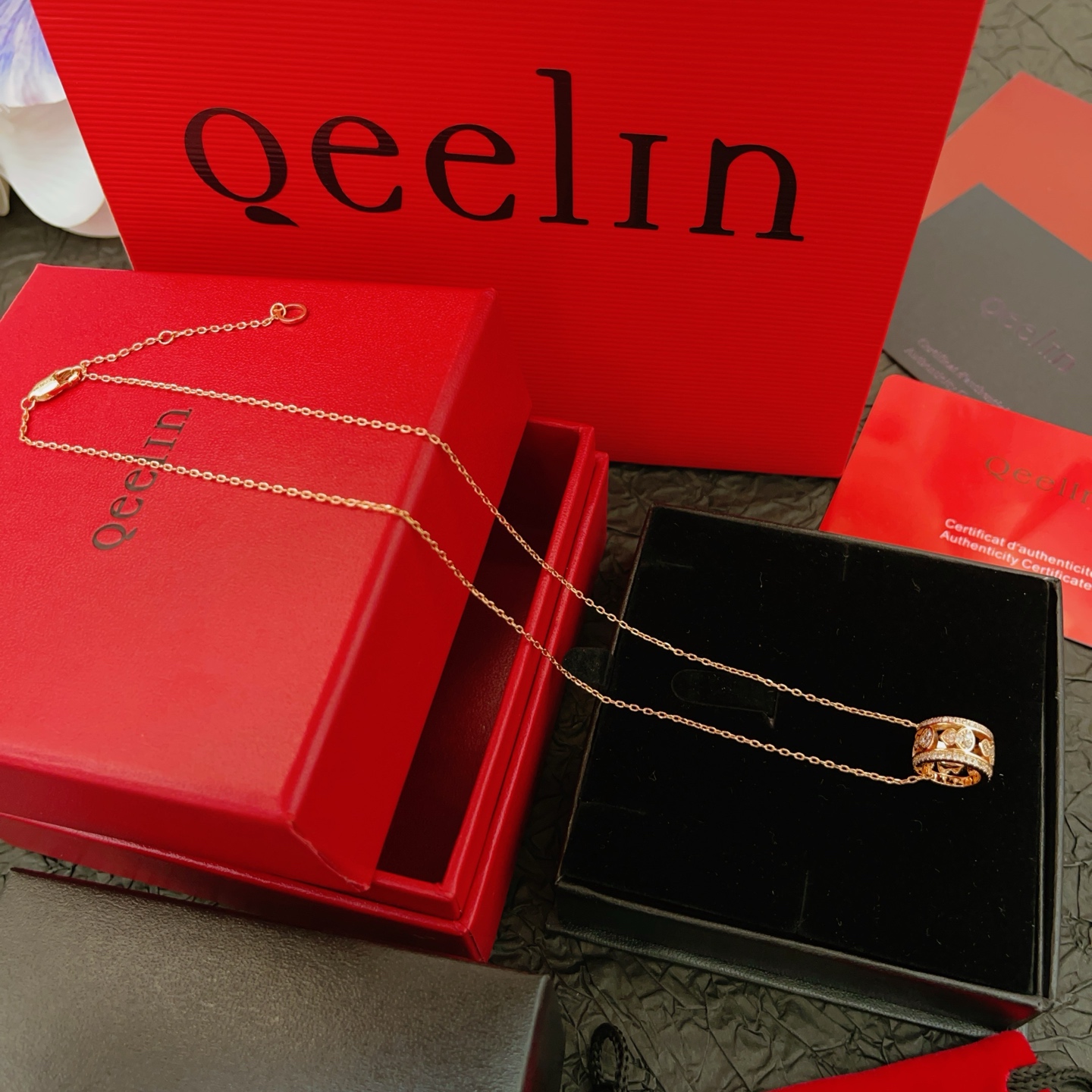 【Qeelin 最新款🆕🆕玫瑰金镶钻圆形葫芦项链】一致官网黄铜材质，非常的上镜‼️设计很特别值得入手。高