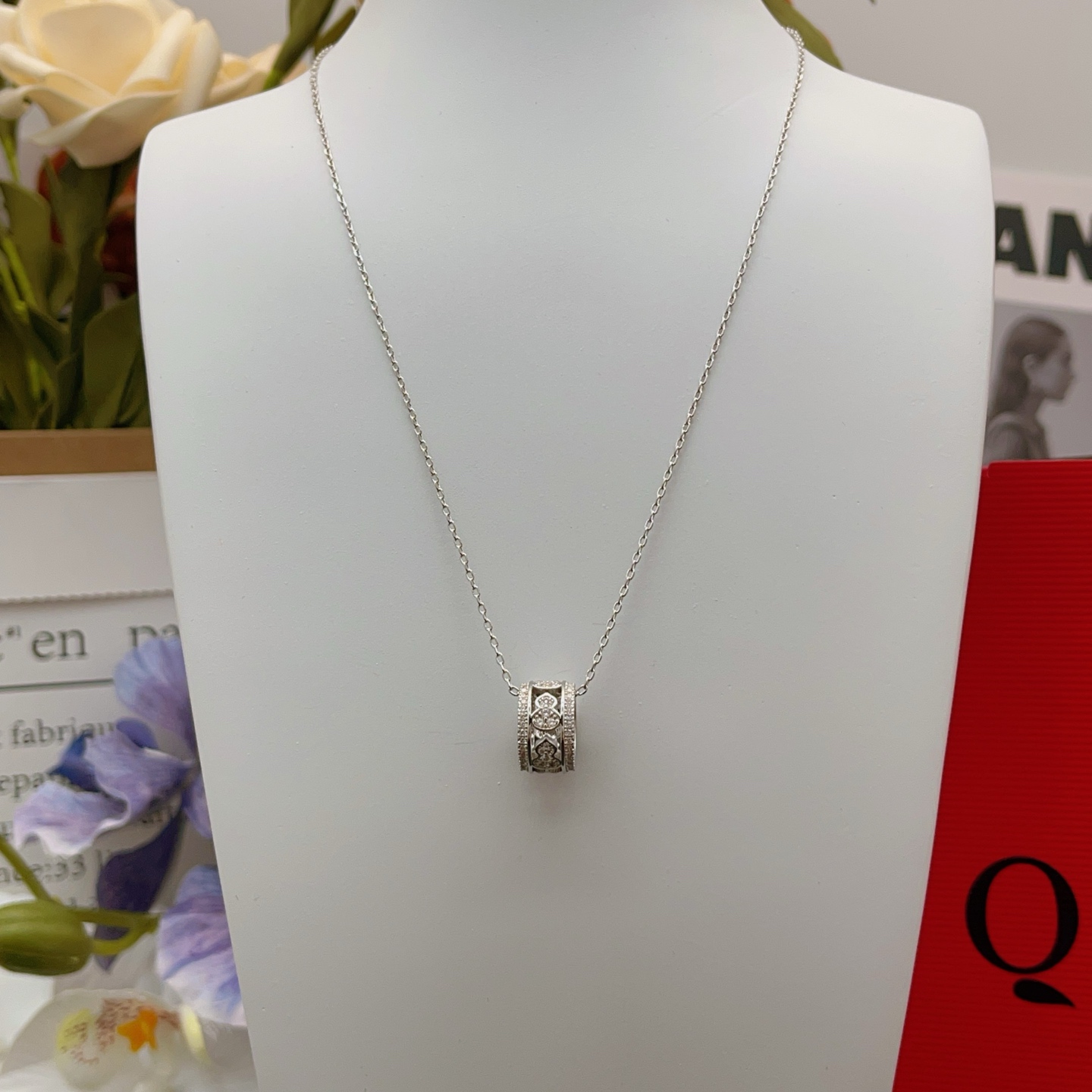 【Qeelin 最新款🆕🆕银色镶钻圆形葫芦项链】一致官网黄铜材质，非常的上镜‼️设计很特别值得入手。高级
