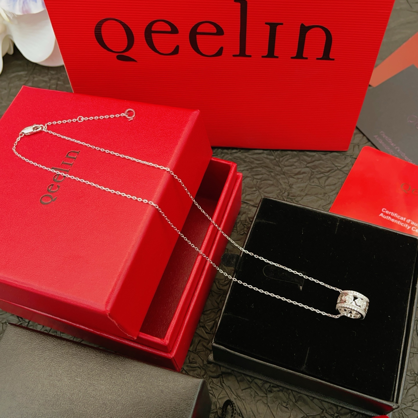 【Qeelin 最新款🆕🆕银色镶钻圆形葫芦项链】一致官网黄铜材质，非常的上镜‼️设计很特别值得入手。高级