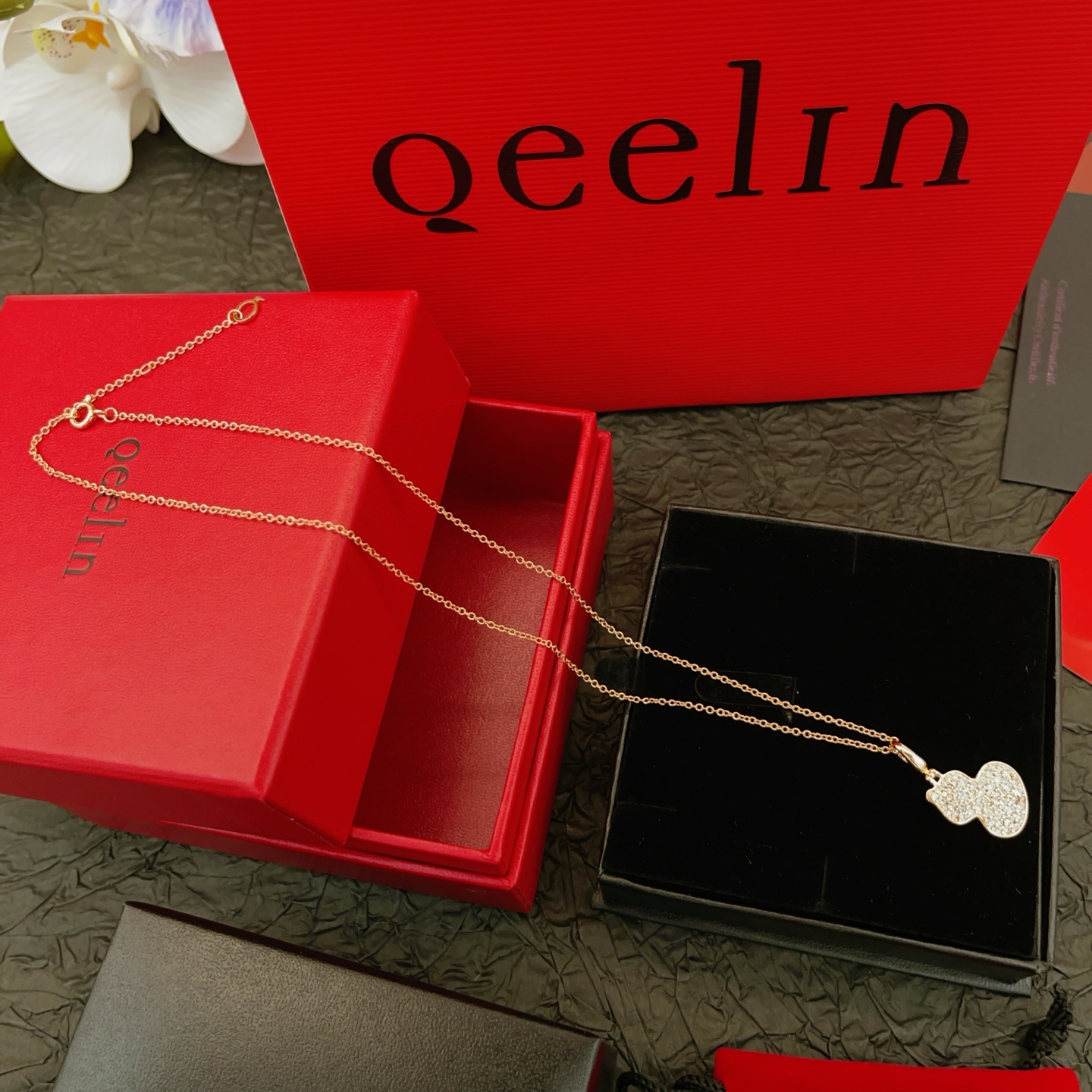 【Qeelin 最新款🆕🆕玫瑰金色镶钻葫芦项链】一致官网黄铜材质，非常的上镜‼️设计很特别值得入手高级手