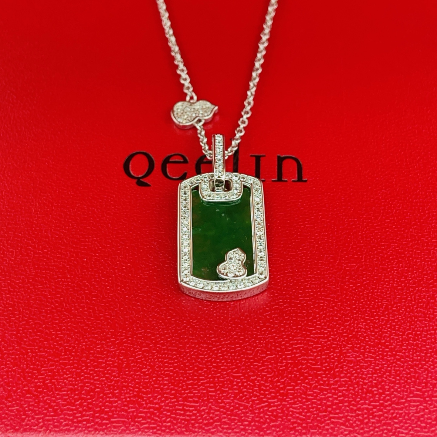 【Qeelin 最新款🆕🆕绿色贝母镶钻长方形葫芦银色项链】一致官网黄铜材质，非常的上镜‼️设计很特别值得