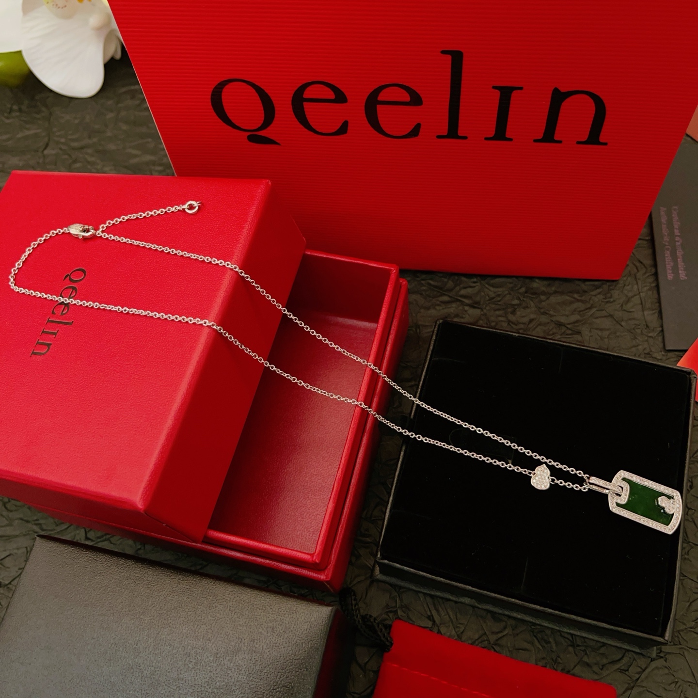 【Qeelin 最新款🆕🆕绿色贝母镶钻长方形葫芦银色项链】一致官网黄铜材质，非常的上镜‼️设计很特别值得
