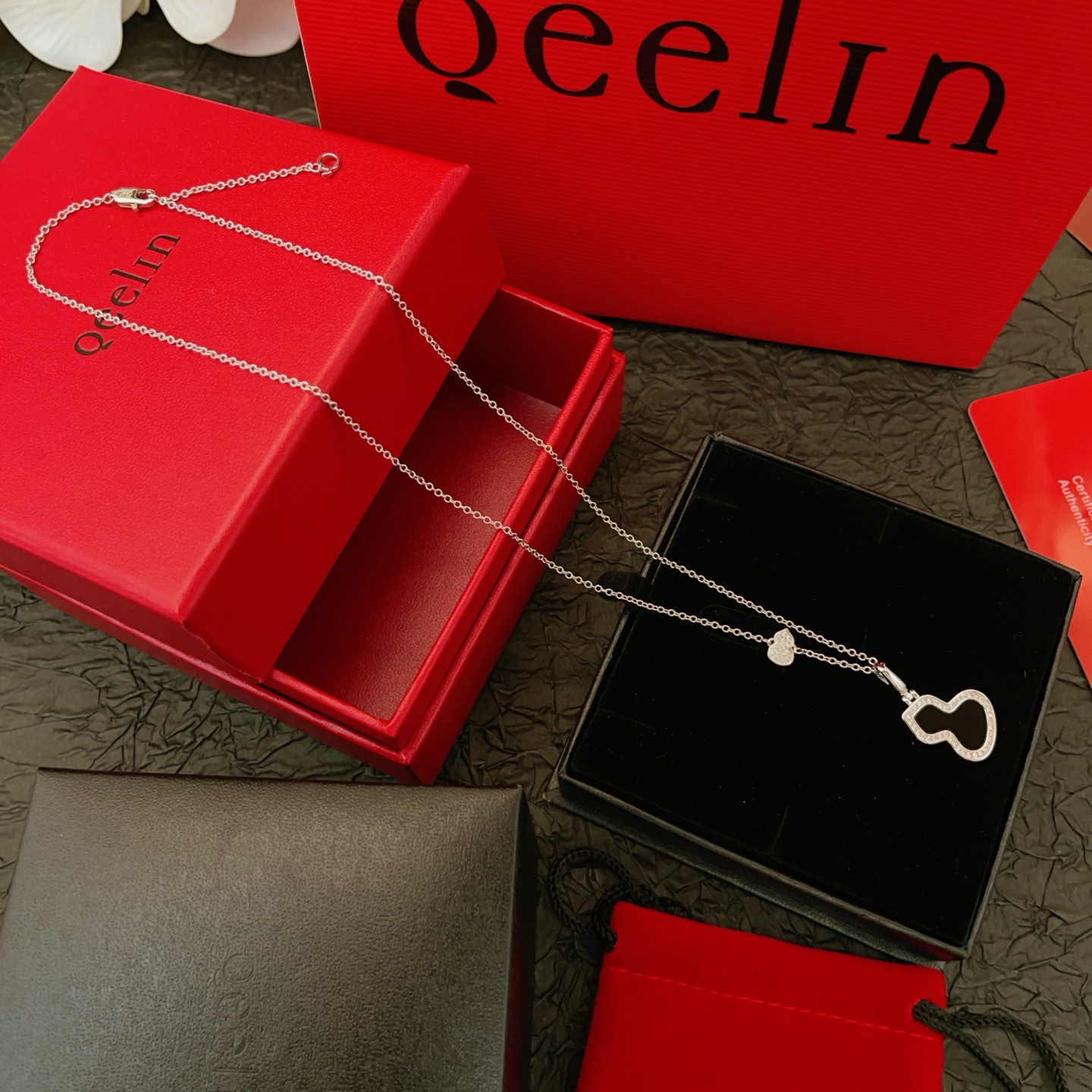 【Qeelin 最新款🆕🆕黑色镶钻葫芦银色项链】一致官网黄铜材质，非常的上镜‼️设计很特别值得入手。高级