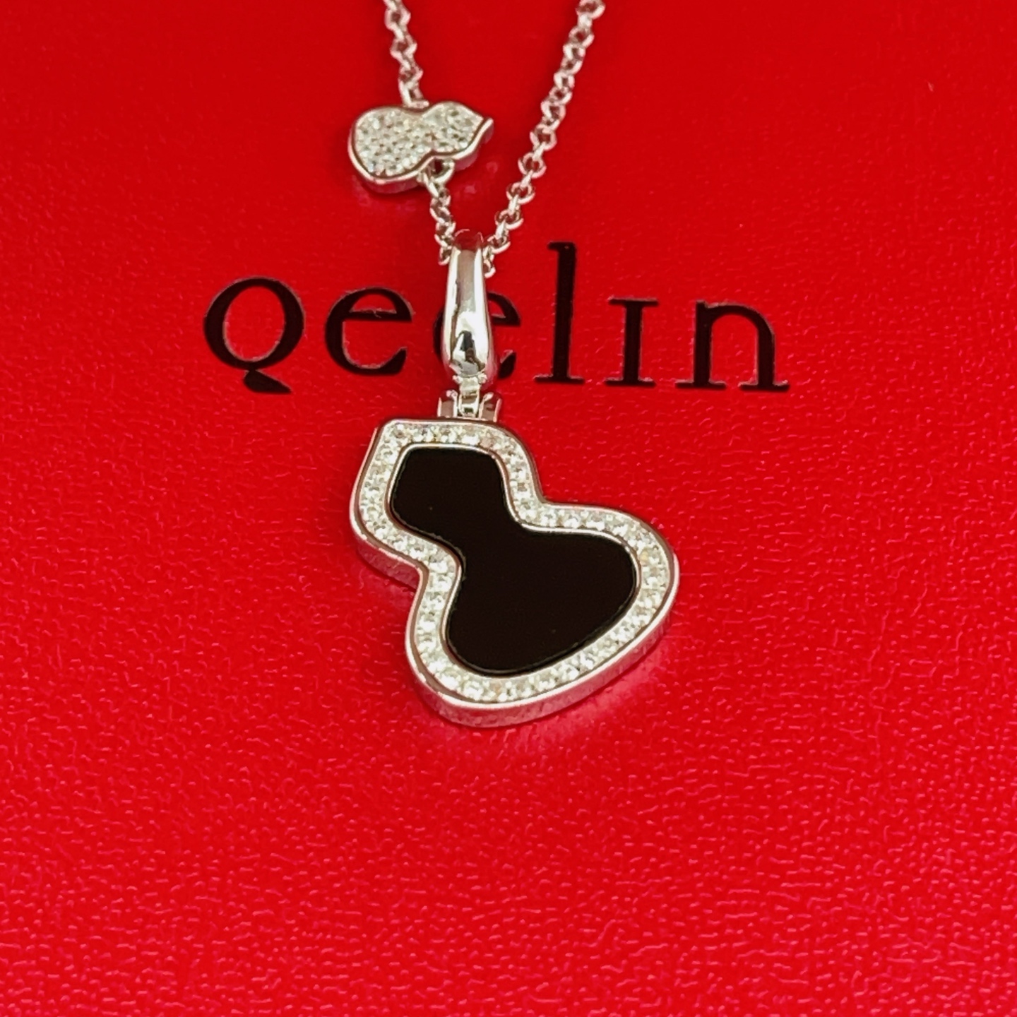 【Qeelin 最新款🆕🆕黑色镶钻葫芦银色项链】一致官网黄铜材质，非常的上镜‼️设计很特别值得入手。高级