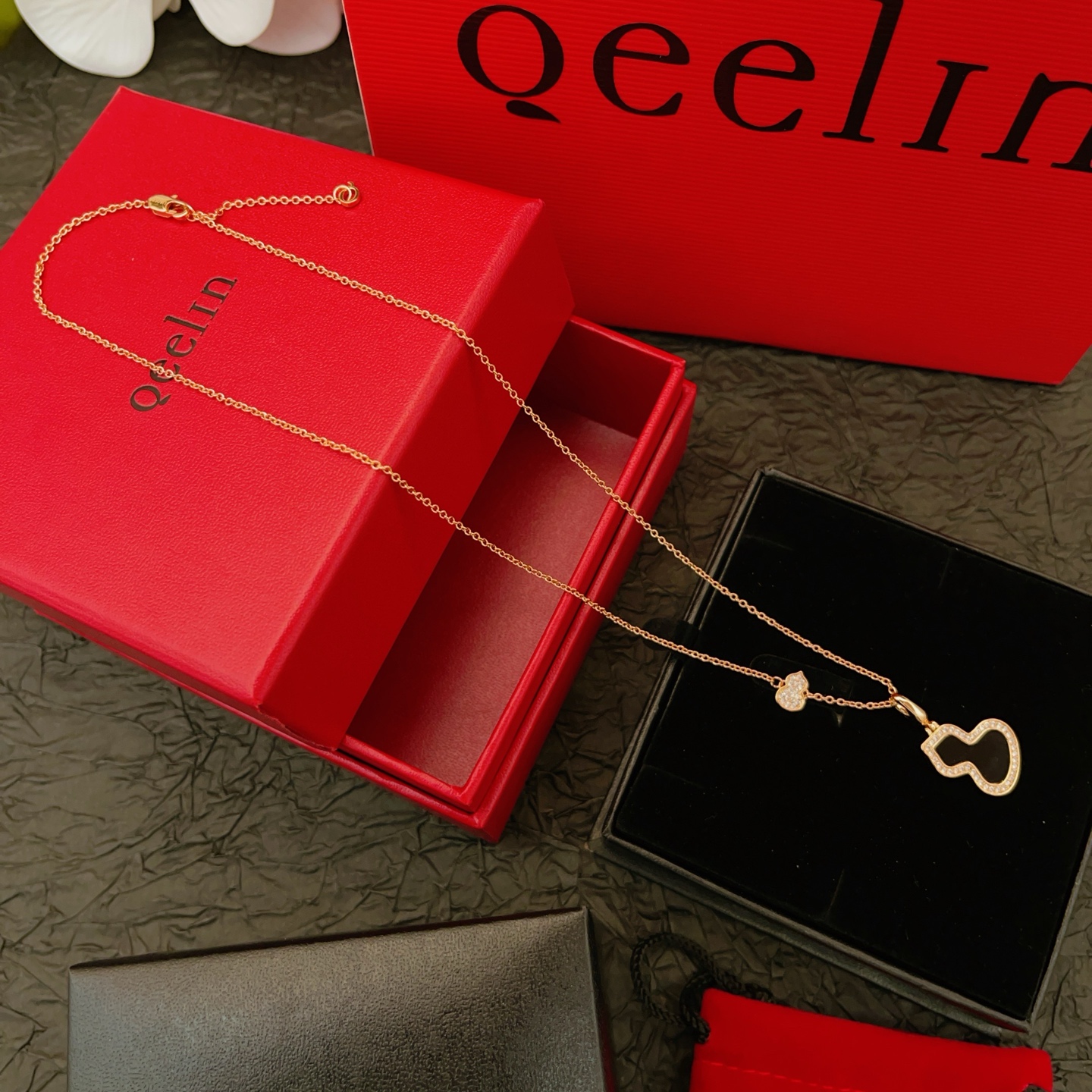 【Qeelin 最新款🆕🆕黑色镶钻葫芦玫瑰金色项链】一致官网黄铜材质，非常的上镜‼️设计很特别值得入手高