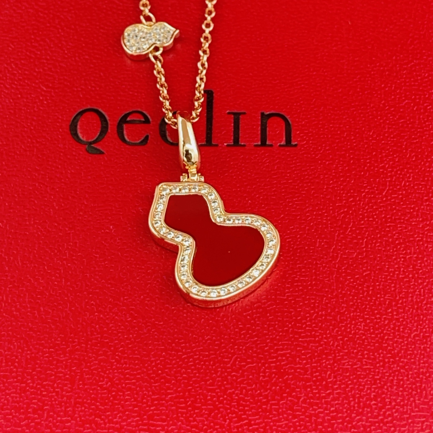 【Qeelin 最新款🆕🆕红色镶钻葫芦玫瑰金色项链】一致官网黄铜材质，非常的上镜‼️设计很特别值得入手。