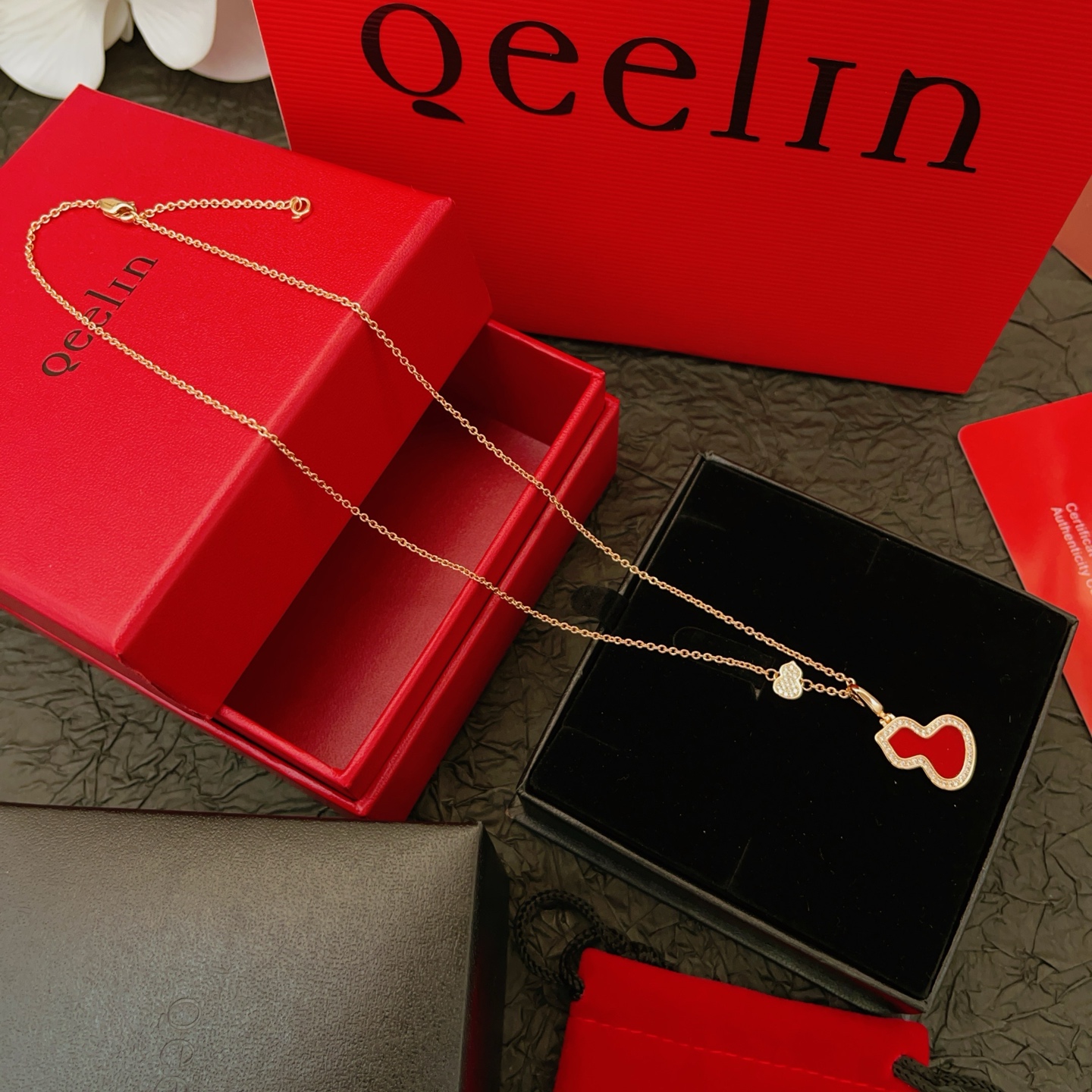 【Qeelin 最新款🆕🆕红色镶钻葫芦玫瑰金色项链】一致官网黄铜材质，非常的上镜‼️设计很特别值得入手。